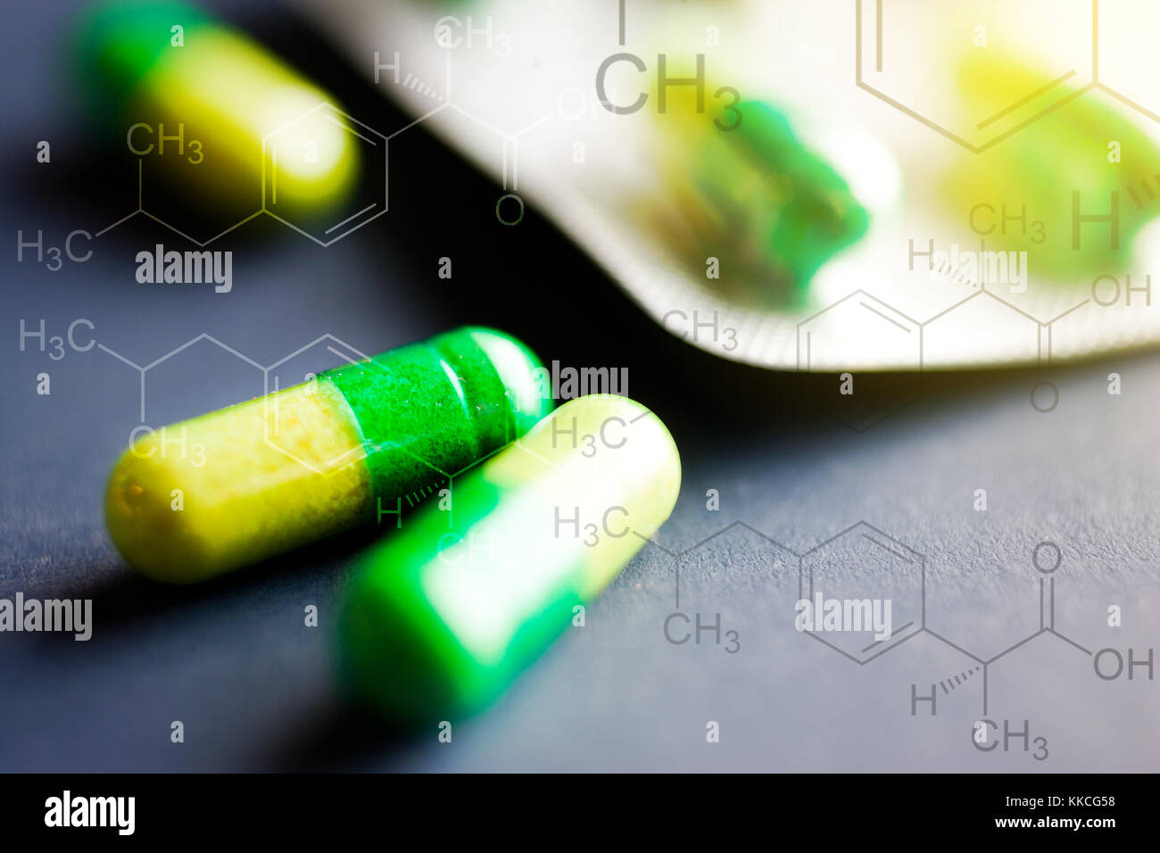 Schmerzmittel Tabletten mit Chemie Formel im Hintergrund - healtcare und Medizin Stockfoto