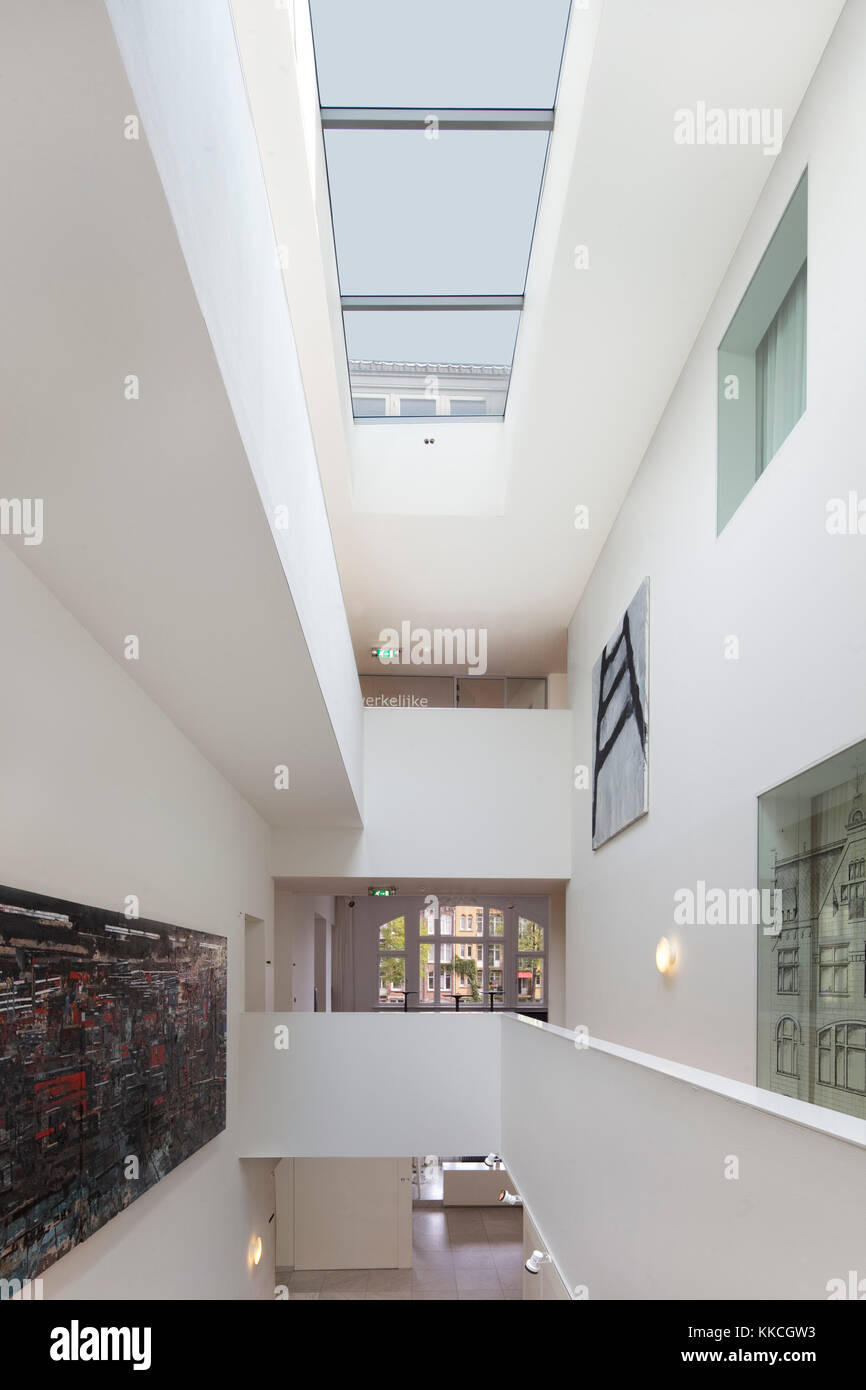 Erste Etage, mit Blick auf das Atrium. De Nieuwe Liefde Cultural Centre, Amsterdam, Niederlande. Architekt: Wiel Arets Architects, 2011. Stockfoto