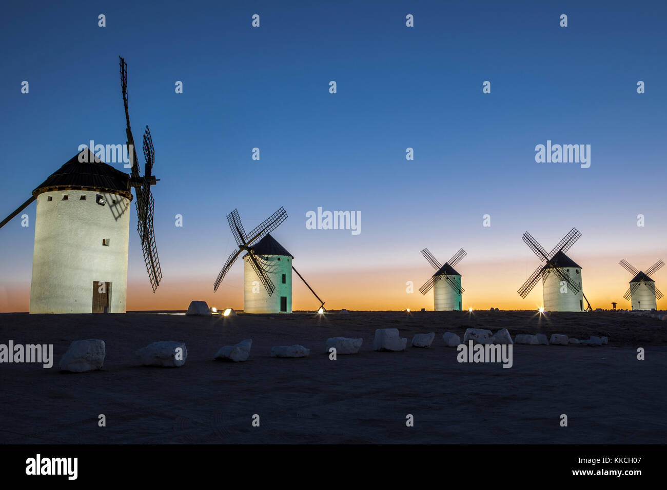 Beleuchtete traditionelle Windmühlen in Rising, Campo de Criptana, Spanien Stockfoto