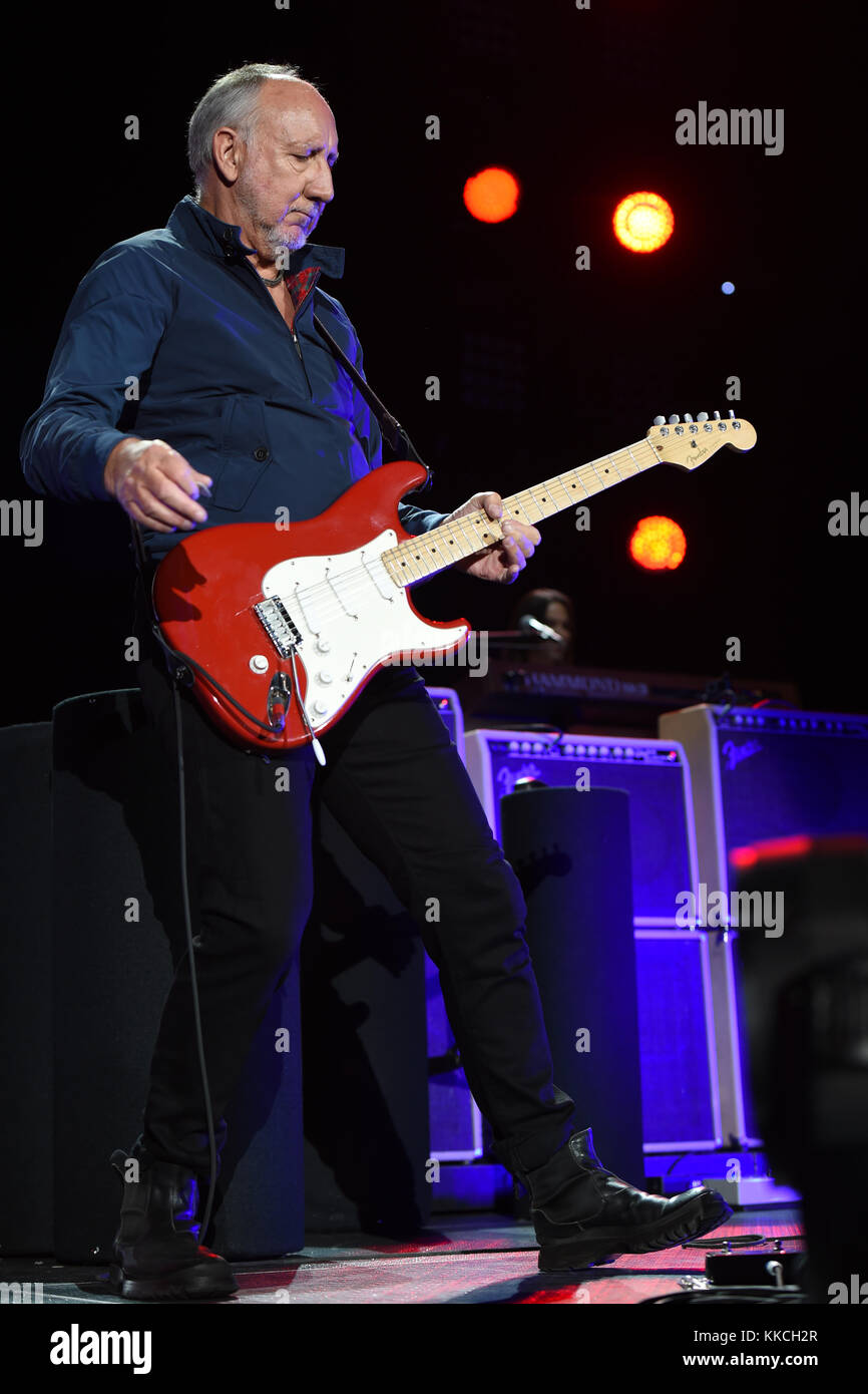 JACKSONVILLE, FL - APRIL 19: Pete Townshend of the Who tritt am 19 2015. April in der Jacksonville Veterans Memorial Arena in Jacksonville, Florida auf Personen: Pete Townshend Transmission Ref: MNC5 muss bei Interesse anrufen Michael Storms Storms Media Group Inc. 305-632-3400 - Cell 305-513-5783 - Fax MikeStorm@aol.com Stockfoto