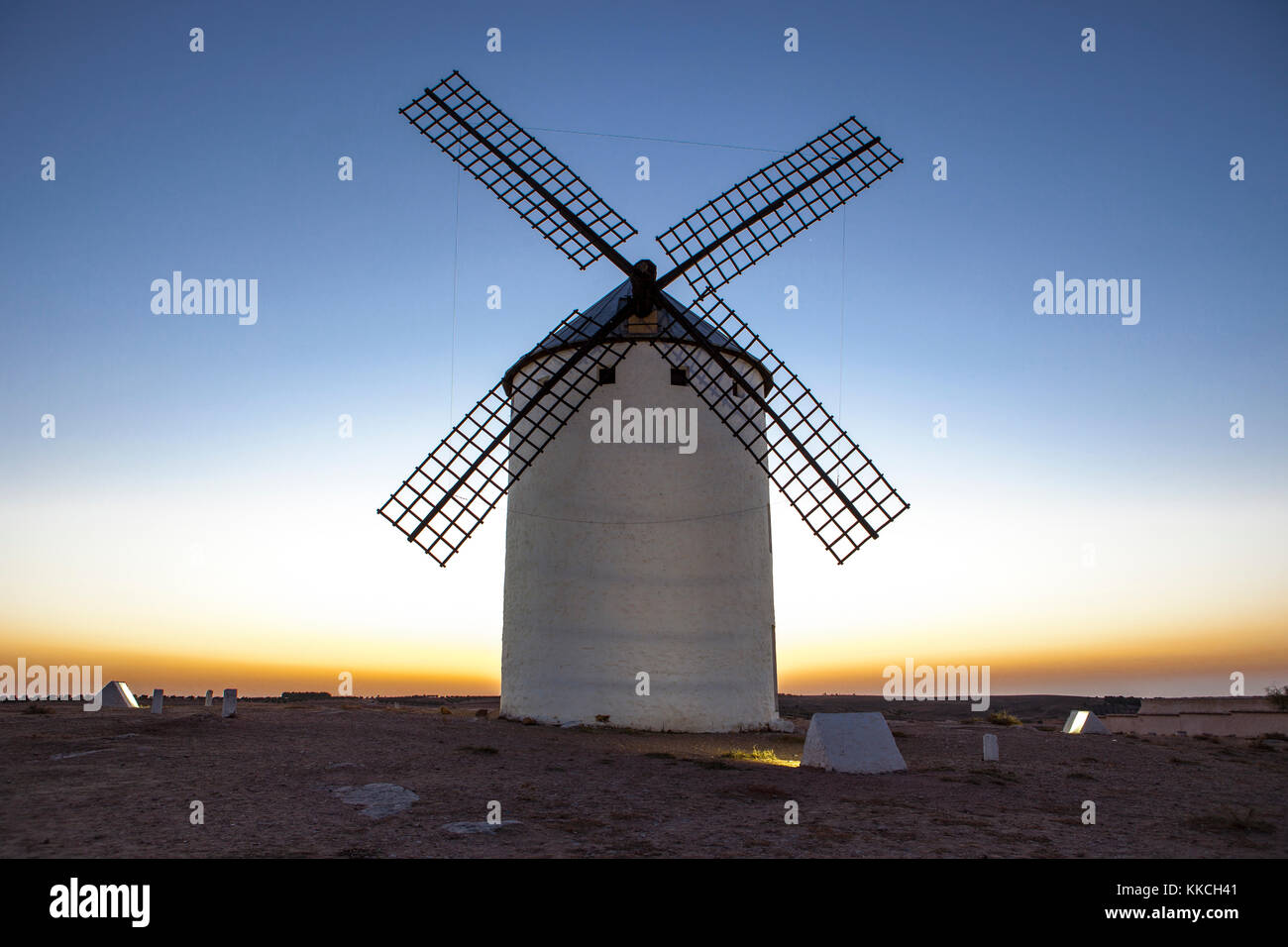 Beleuchtete traditionelle Windmühle in Rising, Campo de Criptana, Spanien Stockfoto