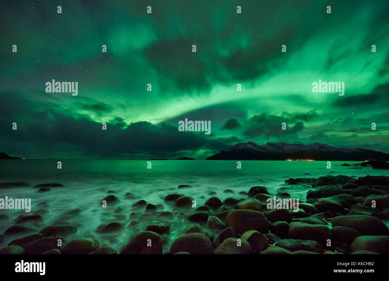 Aurora Borealis oder northern lights über Winter Landschaft im Fjord von Kaldfjord, Tromvik, Tromso, Troms, Norwegen, Europa Stockfoto
