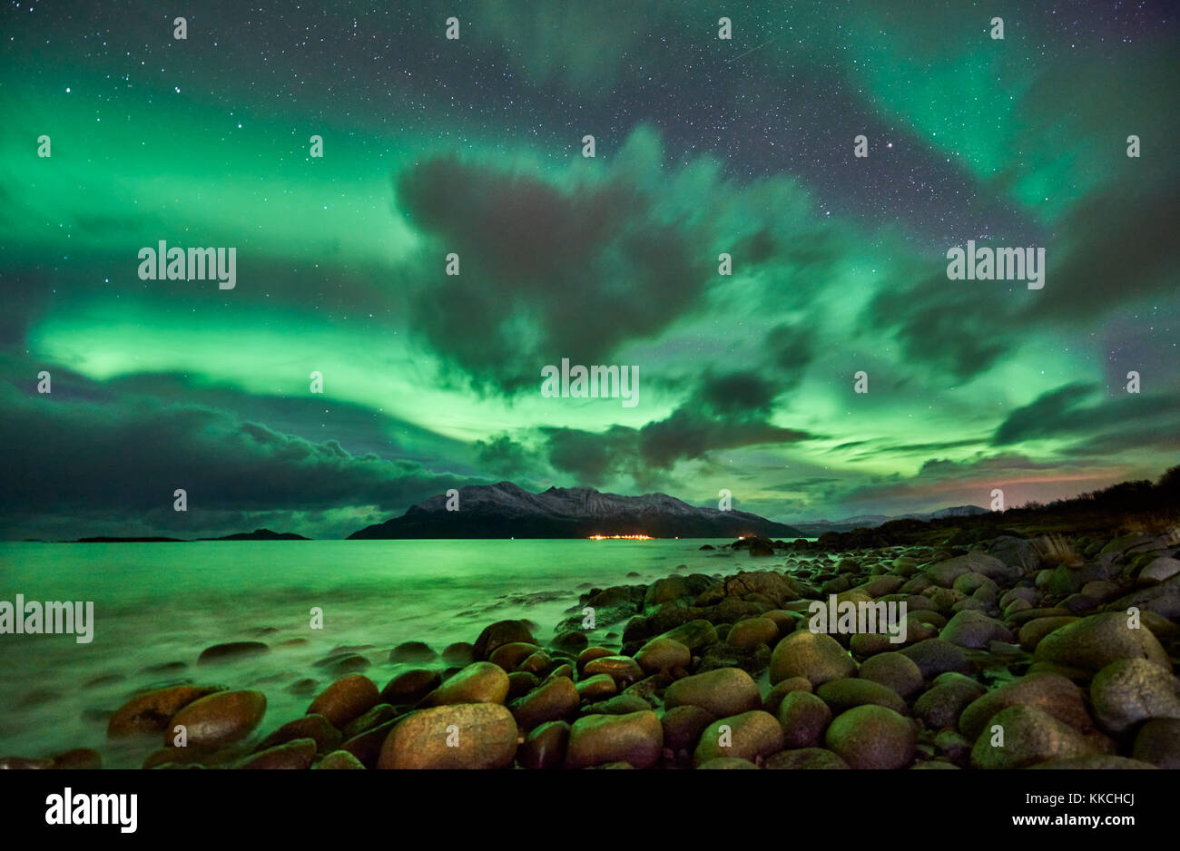 Aurora Borealis oder northern lights über Winter Landschaft im Fjord von Kaldfjord, Tromvik, Tromso, Troms, Norwegen, Europa Stockfoto