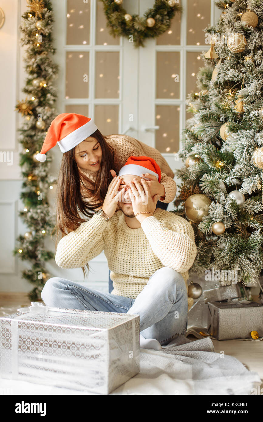 Stattliche Frau gab Ihr boyriend ein Geschenk zu Hause feiern das neue Jahr Leute Stockfoto