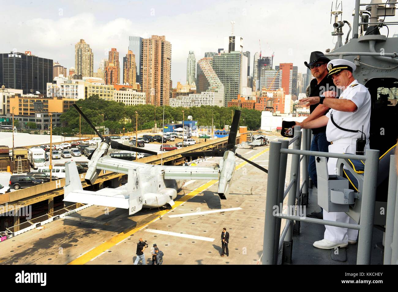Commander Richard Sessoms erklärt dem Country-Musikstar Trace Adkins während einer Tour an Bord der Wasp, New York, das Flugdeck des amphibischen Angriffsschiffs USS Wasp LHD 1. Bild mit freundlicher Genehmigung von Mass Communication Specialist 2nd Class Gretchen M. Albrecht/US Navy. 2012. Stockfoto