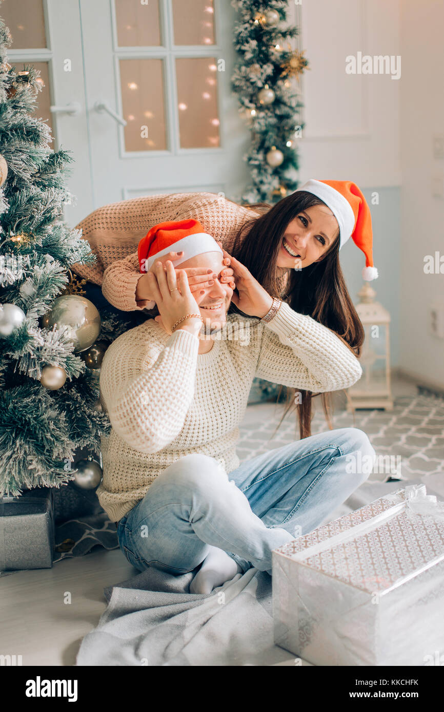 Stattliche Frau gab Ihr boyriend ein Geschenk zu Hause feiern das neue Jahr Leute Stockfoto