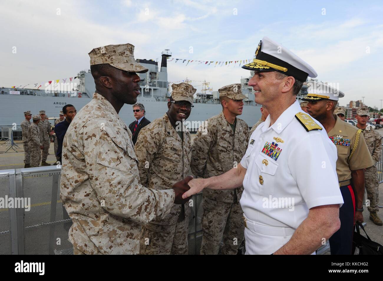 Chief of Naval Operations CNO Admiral Jonathan Greenert schüttelt die Hände und trifft sich mit den Marines auf der USO New York City Fleet Week Block Party in New York. Bild mit freundlicher Genehmigung von Mass Communication Specialist 1st Class Peter D. Lawlor/US Navy. 2012. Stockfoto