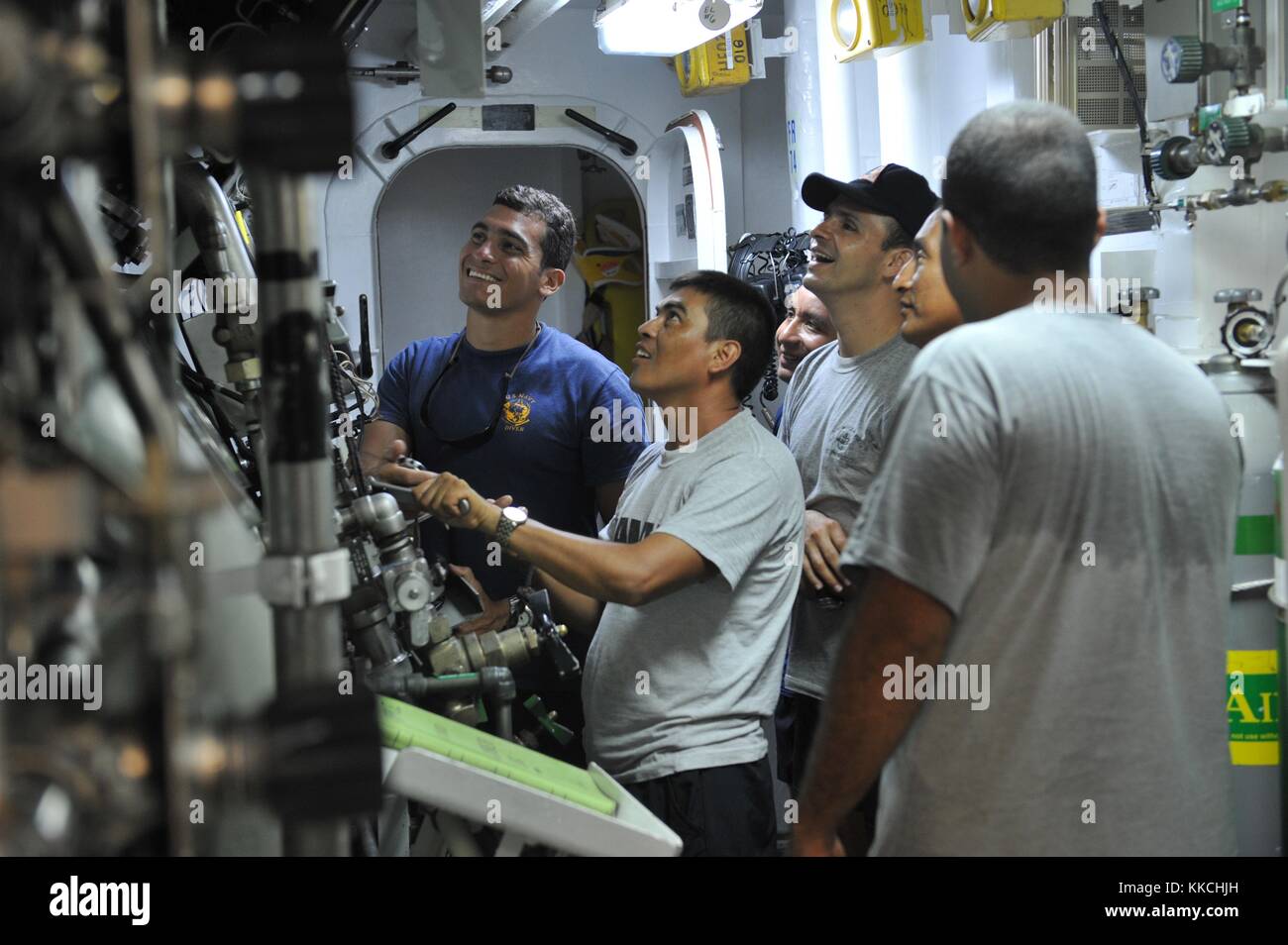 Ein Guatemaltekischer diver Praktiken mit doppelter Verriegelung Dekompressionskammer, während Marine Diver 2. Klasse Ramon Mercado, auf Mobile Tauchen und Bergung Einheit MDSU 2, Unternehmen 2-1, Uhren, Puerto Barrios, Guatemala zugeordnet. Bild mit freundlicher Genehmigung von Massenkommunikation Specialist 2. Klasse Kathleen A. Gorby/US Navy. 2012. Stockfoto