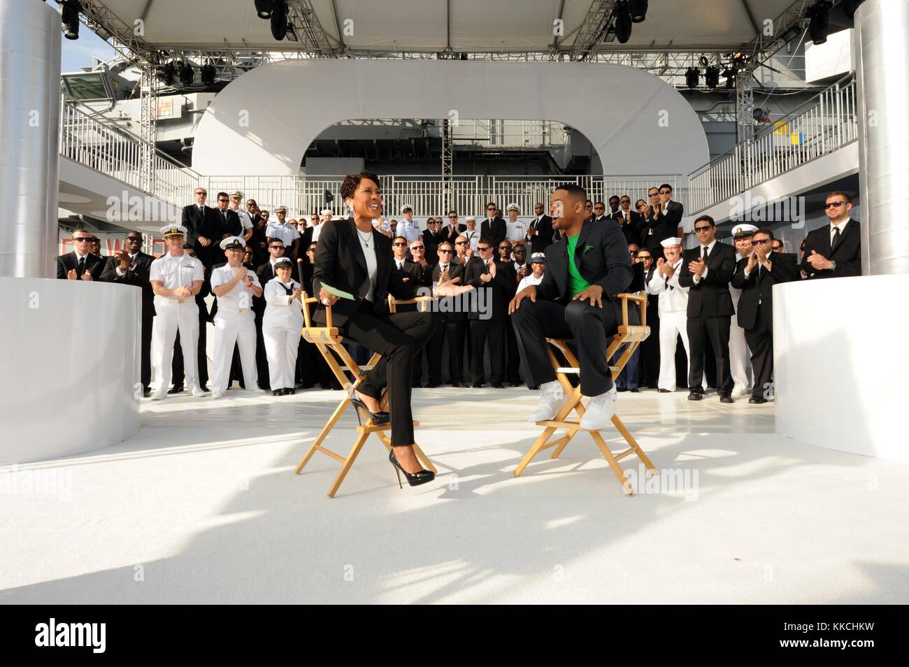 Good Morning America Nachrichtensprecher Robin Roberts interviewt den Schauspieler will Smith an Bord des Intrepid Sea, Air and Space Museums während der Flottenwoche New York 2012, New York. Bild mit freundlicher Genehmigung von Mass Communication Specialist 3. Klasse Deven King/US Navy. 2012. Stockfoto