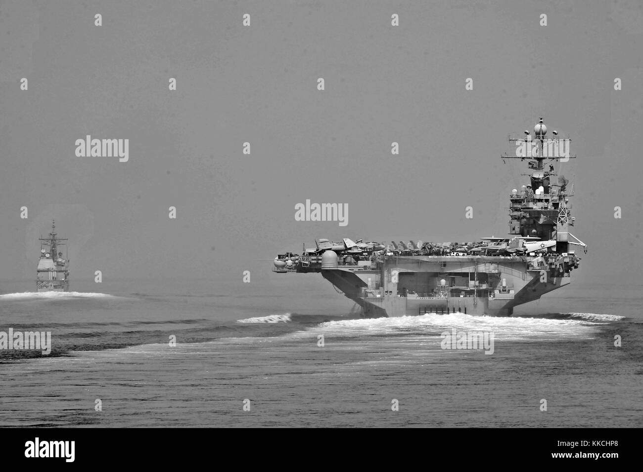 Die geführte-missile Cruiser USS Cape St. George CG71 und der Flugzeugträger USS Abraham Lincoln CVN 72 Durchfahrt der Straße von Hormuz, Straße von Hormuz. Mit freundlicher Genehmigung der U.S. Navy Foto von Mass Communication Specialist 3. Klasse Alex R. Forster/US Navy. 2012. Stockfoto