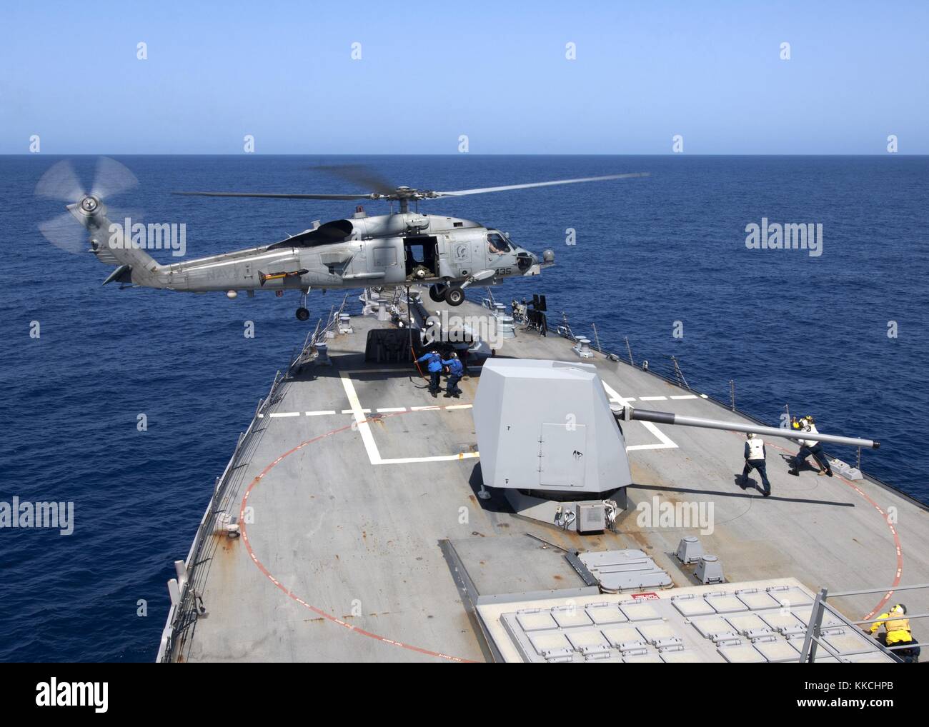 Ein SH-60B Sea Hawk Hubschrauber in den geführten zugeordnet Anti-raketen-Zerstörer USS James E Williams DDG 95 führt vertikale Auffüllung Training auf dem focsle, Golf von Aden. Bild mit freundlicher Genehmigung von Massenkommunikation Specialist 3. Klasse Daniel J. Meshel/US Navy. 2012. Stockfoto