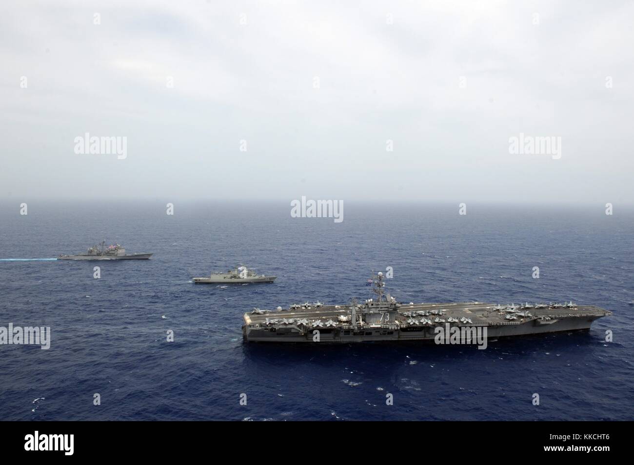 Der Flugzeugträger der Nimitz-Klasse USS George Washington CVN 73 ist neben der Royal Australian Anzac-Klasse Lenkraketenkreuzer HMAS Ballarat FFH 155, Mitte und dem Lenkraketenkreuzer der Ticonderoga-Klasse USS Cowpens CG 63, Pacific Ocean, 2012. Bild mit freundlicher Genehmigung von Mass Communication Specialist 1st Class Jennifer A. Villalovos/US Navy. Stockfoto