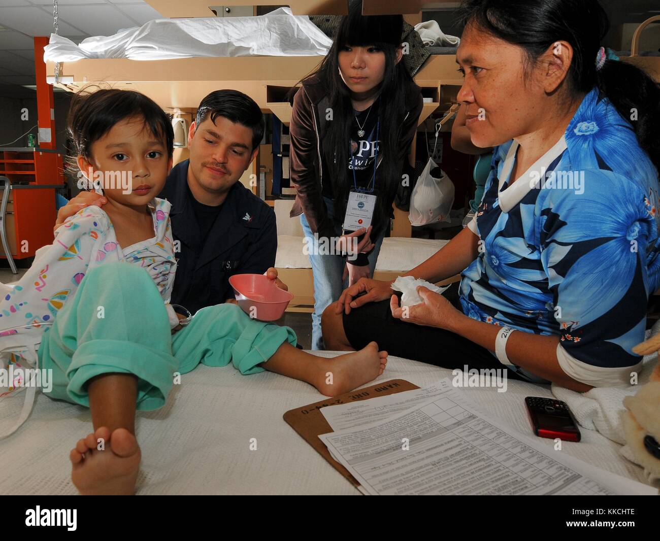 Krankenhauskorps der 3. Klasse Jeremy Dominguez tröstet den 4-jährigen Fabio Pakasi nach einer Hernienreparatur während der Operation an Bord des Krankenhausschiffs USNS Mercy T-AH 19 während der Pacific Partnership 2012, North Sulawesi, Indonesien, 2012. Bild mit freundlicher Genehmigung von Mass Communication Specialist 3rd Class Laurie Dexter/US Navy. Stockfoto