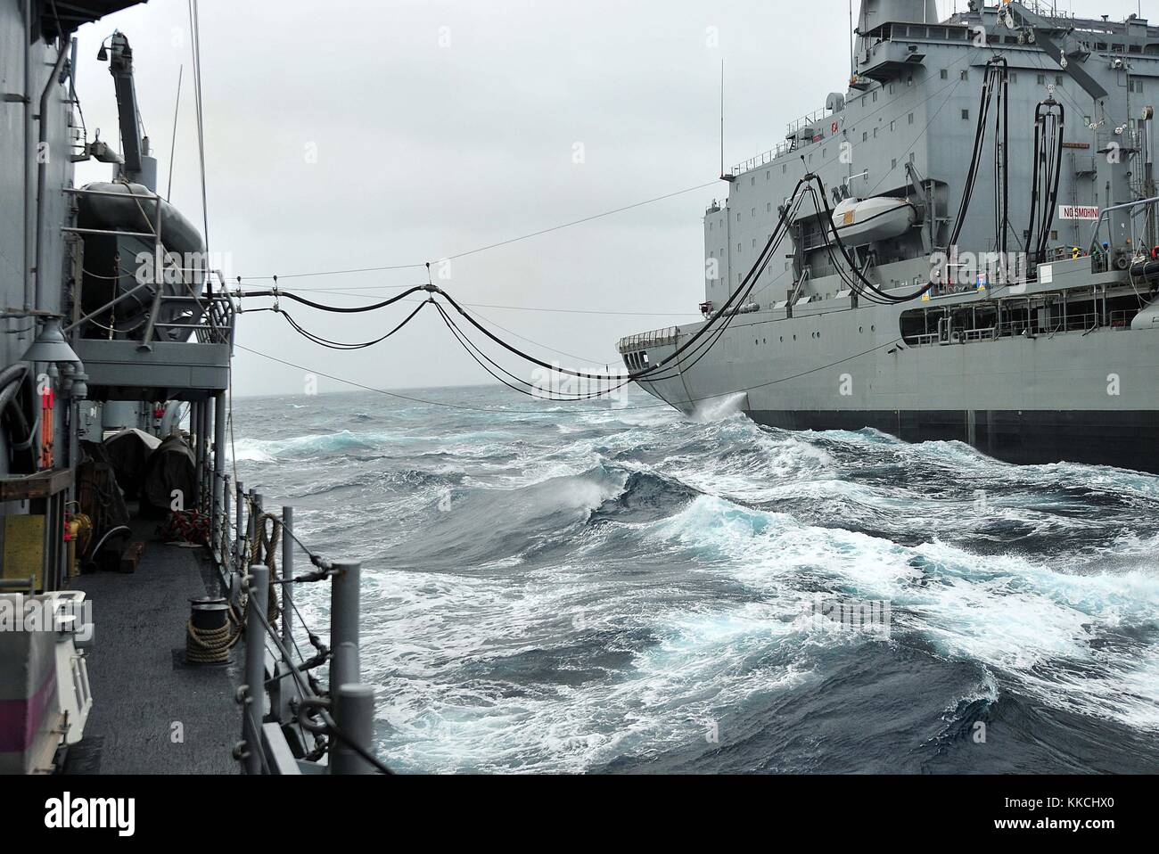 Die Oliver Hazard Perry-Klasse-Fregatte USS Underwood FFG 36 erhält Treibstoff vom chilenischen Öler Venicer O Morrir während einer laufenden Auffüllung im Rahmen einer bilateralen Übung mit der chilenischen Marine im Pazifischen Ozean 2012. Bild mit freundlicher Genehmigung von Mass Communication Specialist 3rd Class Frank J. Pikul/US Navy. Stockfoto Die Oliver Hazard Perry-Klasse-Fregatte USS Underwood FFG 36 erhält Treibstoff vom chilenischen Öler Venicer O Morrir während einer laufenden Auffüllung im Rahmen einer bilateralen Übung mit der chilenischen Marine im Pazifischen Ozean 2012. Bild mit freundlicher Genehmigung von Mass Communication Specialist 3rd Class Frank J. Pikul/US Navy. Stockfoto