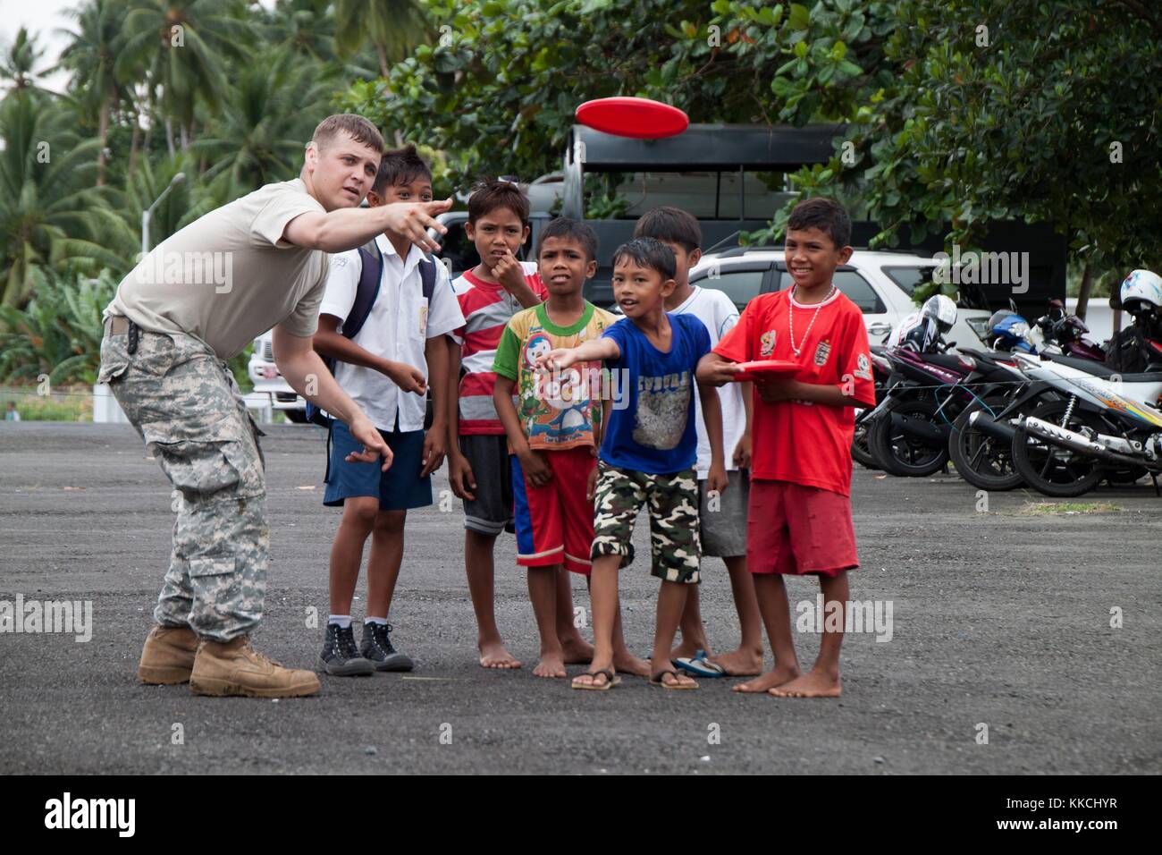 Armee SPC, 2012. Bradley mcwillie lehrt eine Gruppe von einheimischen Kindern richtig während einer bürgerschaftlichen Aktion einen Frisbee als Teil der pazifischen Partnerschaft 2012, sangihe, Indonesien werfen. Mit freundlicher Genehmigung Foto von Camelia montoy/US Navy. Stockfoto