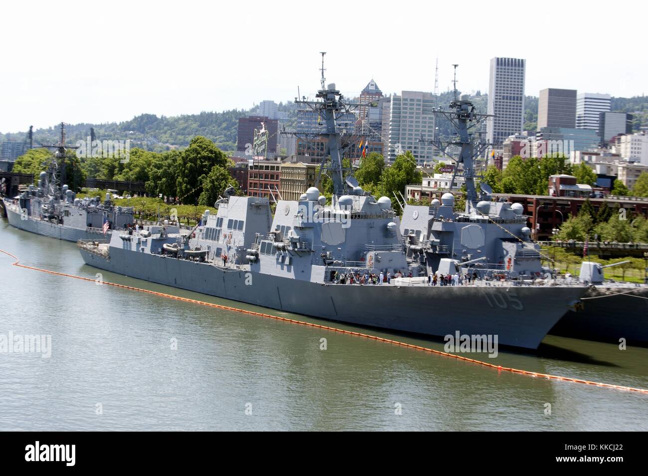 Die Raketenzerstörer USS William P Lawrence DDG 110 und USS Dewey DDG 105 sowie die Fregatte USS Ingraham FFG 61 liegen während der Fleet Week in Portland, Oregon, um das 105. Jährliche Portland Rose Festival in Portland, Oregon, 2012 zu feiern. Bild mit freundlicher Genehmigung von Mass Communication Specialist 2nd Class Scott A. McCall/US Navy. Stockfoto