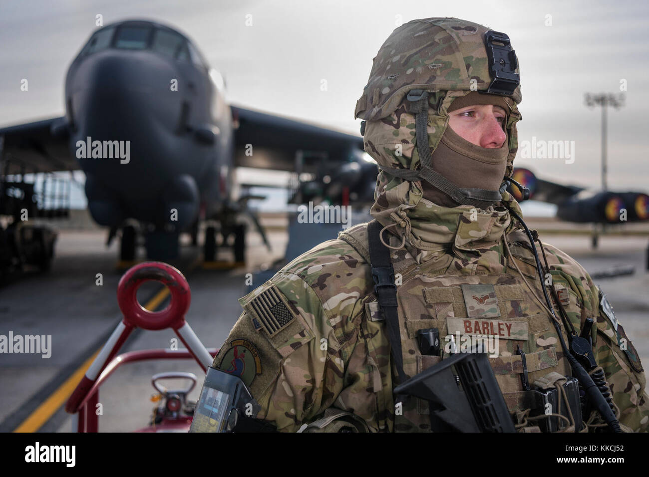 Airman 1st Class Blake Gerste, 5 Security Forces Squadron defender, Wacht am Minot Air Force Base, N.D., Oktober 31, 2017, während der globalen Thunder 18. Übung Global Donner ist eine jährliche Kontrolle und Steuerung sowie Ausbildungsmaßnahmen konzipiert Verteidigungsministerium Kräfte zu trainieren und gemeinsame Einsatzbereitschaft in allen Bereichen zu beurteilen USSTRATCOM's Mission, mit einem speziellen Fokus auf nukleare Bereitschaft. (U.S. Air Force Foto von älteren Flieger J.T. Armstrong) Stockfoto