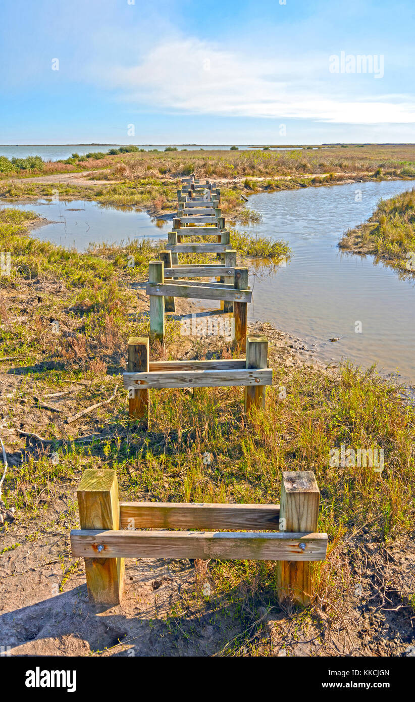 Verlassenen Pier auf einem entfernten Ufer im Aransas National Wildlife Refuge an der Golfküste von Texas Stockfoto