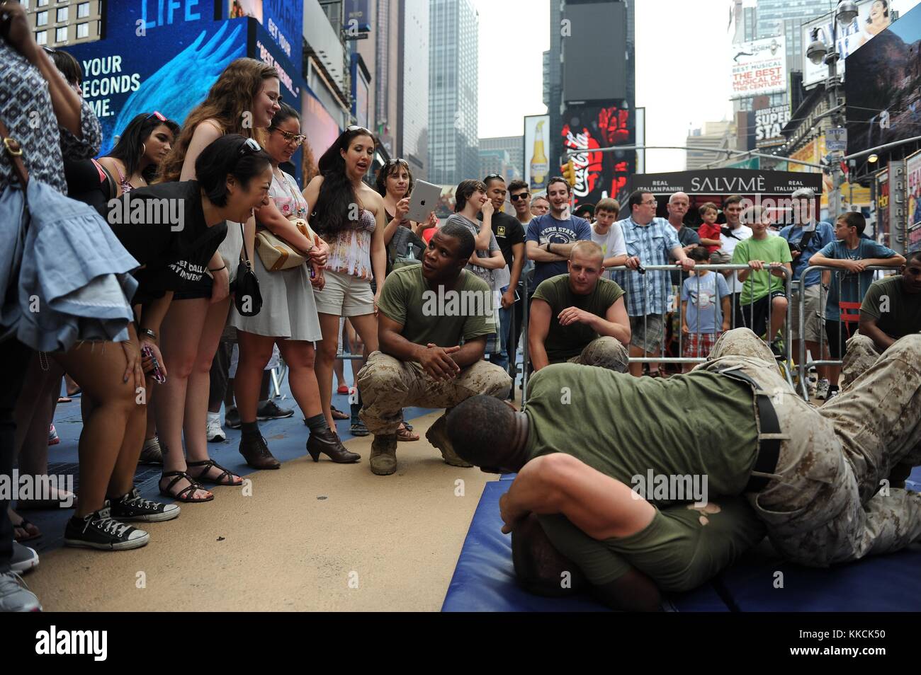 Marines demonstrieren grappling Techniken zu den Zuschauern in Time Square während der Fleet Week in New York. Mit freundlicher Mass Communication Specialist 1. Klasse arif Patani/US Navy, 1205. Stockfoto