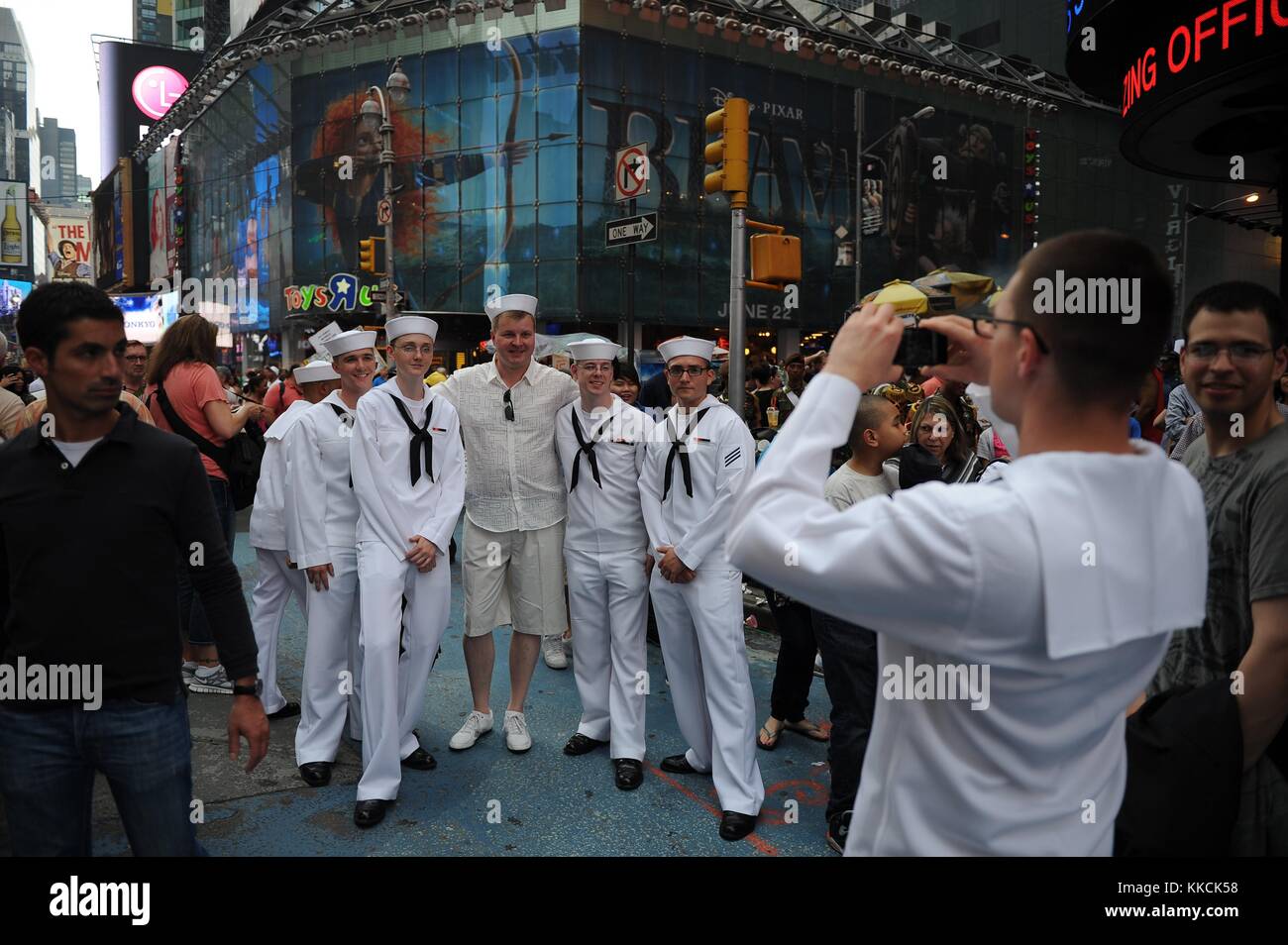 Matrosen posieren für Fotos während der Fleet Week in New York. Mit freundlicher Mass Communication Specialist 1. Klasse arif Patani/US Navy, 1205. Stockfoto