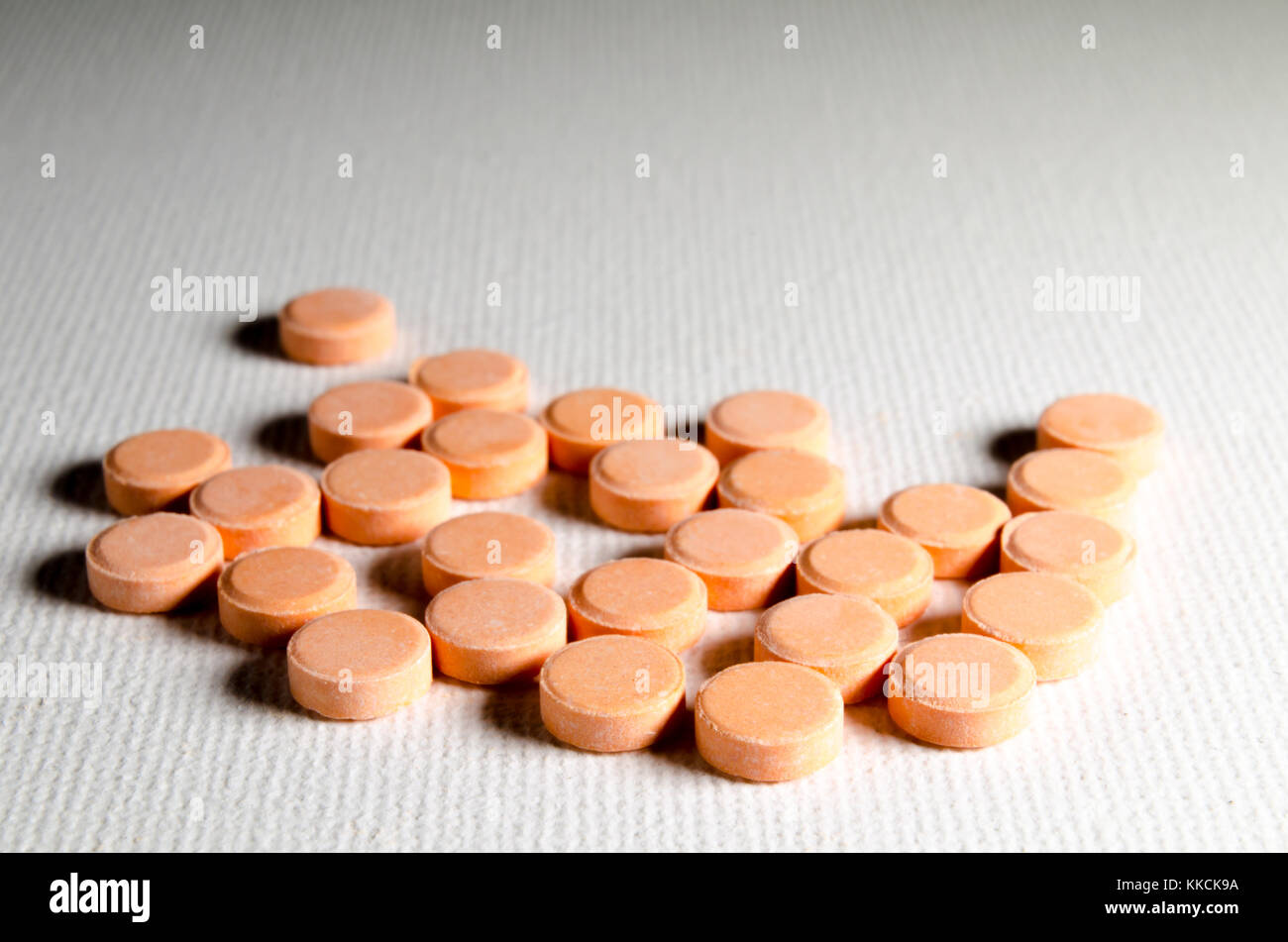 Ein Studio Foto von Orange Tabletten Stockfoto