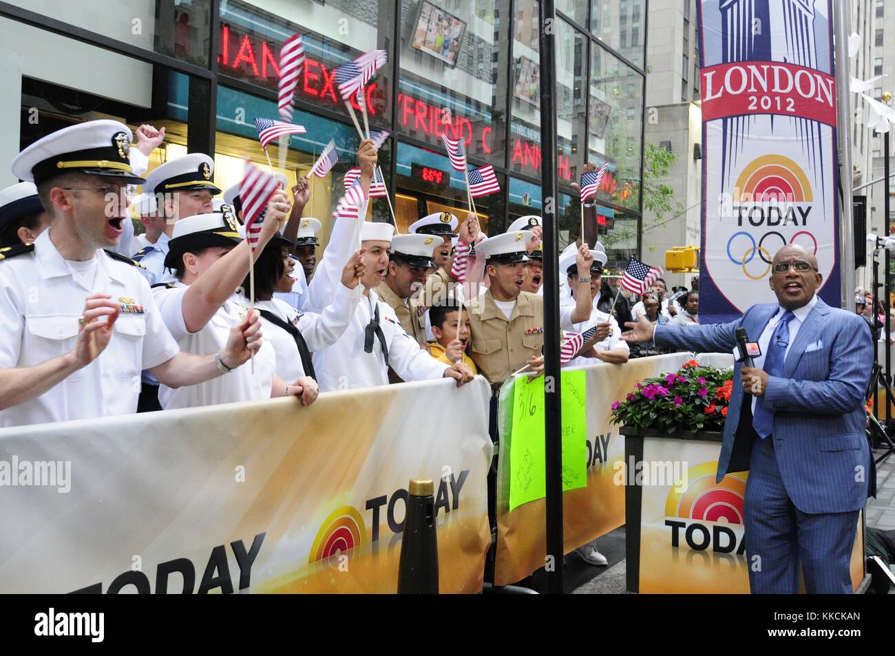 Al Roker, ein Anführer der Today Show, spricht Sailors und Marines im Rockefeller Center aus, während sie die Today Show in New York aufnimmt. Bild mit freundlicher Genehmigung von Mass Communication Specialist Petty Officer 2nd Class Gretchen M. Albrecht/US Navy, 2012. Stockfoto