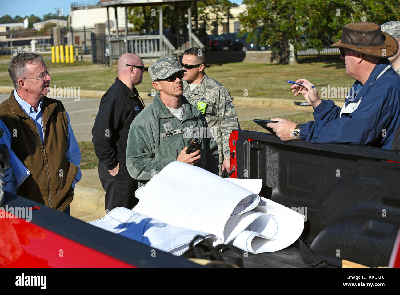 Kraftstoff verschütten größerer Unfall Antwort Übung Die Teilnehmer diskutieren das simulierte Szenario bei Shaw Air Force Base, South Carolina, Nov. 17, 2017. Nach einem mock Kraftstoff verschütten, Agenturen aus der ganzen Base versammelt, um der Praxis der Koordinierung der Bemühungen und schützen Team Shaw Mitglieder, Geräte, Einrichtungen und die Umwelt. (U.S. Air Force Foto von Airman 1st Class Kathryn R.C. Reaves) Stockfoto