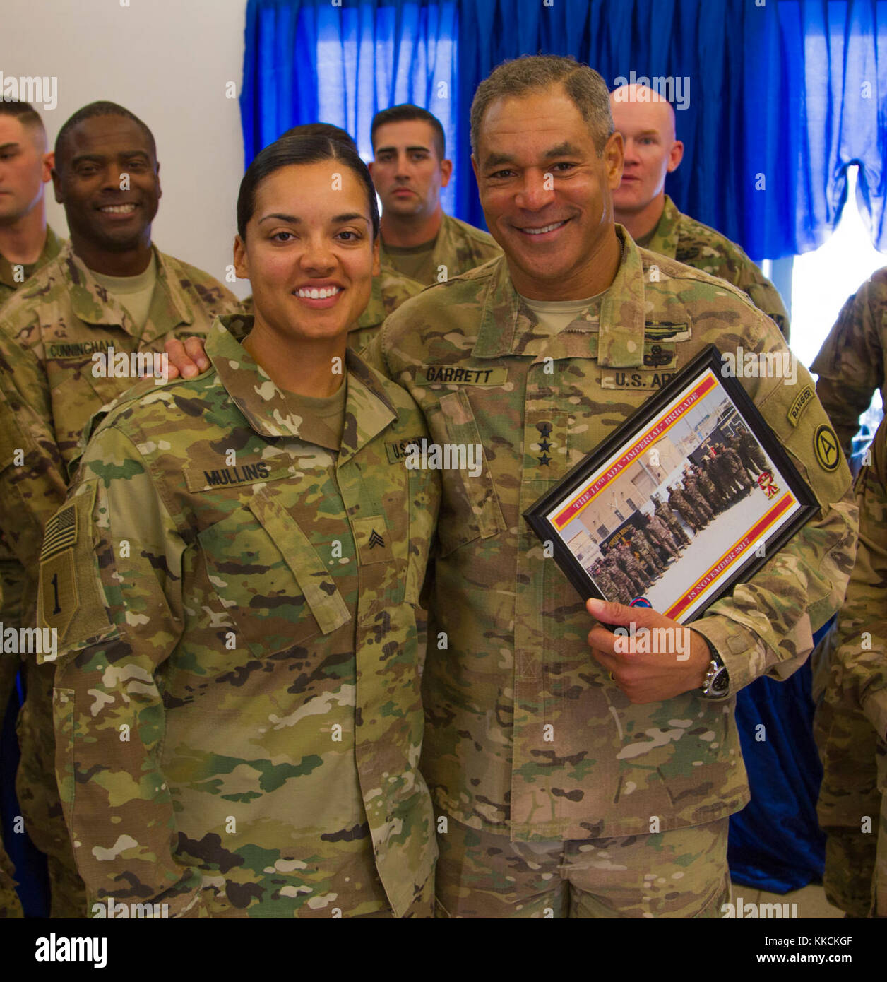 Soldaten aus dem 11 Air Defense Artillery Brigade und 2 Bataillon, 43 Air Defense Artillery Regiment vorhanden Generalleutnant Michael Garrett, Kommandierender General der US-Army Central, mit einer Einheit Foto als Geschenk nach seinem Besuch in Al Udeid in Katar am 07.11.18. Die Absicht der von Garrett's Besuch AUAB war die Mission, Aufgaben und Zweck mit Soldaten und Offiziere auf der Basis stationiert zu diskutieren. (Us-Foto von SPC. Joshua S. Morris, US-ARCENT PAO) Stockfoto