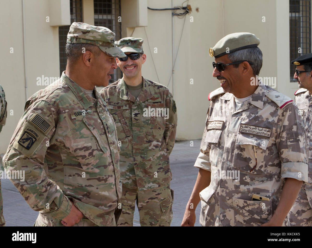 Generalleutnant Michael Garrett, Kommandierender General der US-Army Central, nimmt einen kurzen Moment mit Generalmajor Mohammed Al-Ghanem, des Emirs von Katar Land Force Commander nach Ihren wichtigsten Führer Engagement am 07.11.19. Garrett reiste nach Katar die Partnerschaft zur weiteren Stärkung der Beziehungen zu den Alliierten Militärs, die sich auch in der USARCENT Verantwortungsbereich. (Us-Foto von SPC. Joshua S. Morris, US-ARCENT PAO) Stockfoto