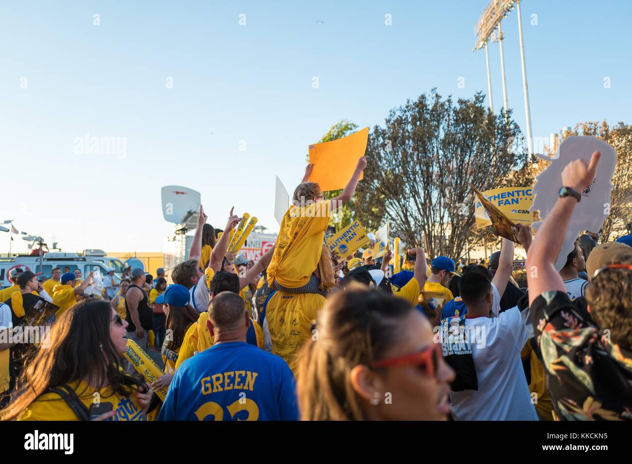 Nach Spiel 2 der Finals der National Basketball Association (NBA) zwischen den Golden State Warriors und den Cleveland Cavaliers halten Warriors-Fans Zeichen, machen Handgesten und feiern den Sieg ihres Teams in Oakland, Kalifornien, 5. Juni 2016. Stockfoto