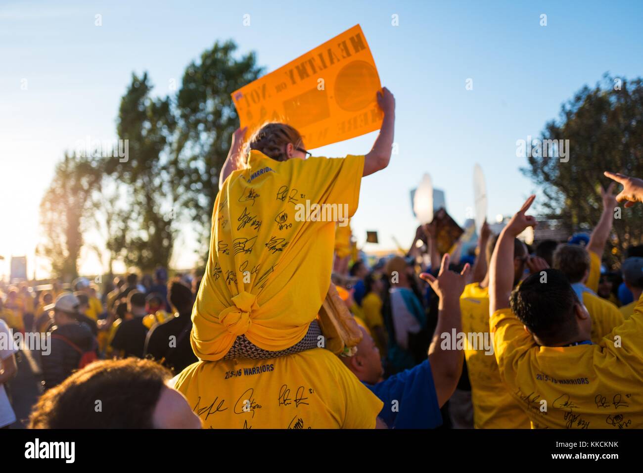 Nach Spiel 2 der Finals der National Basketball Association (NBA) zwischen den Golden State Warriors und den Cleveland Cavaliers sitzt ein junger Fan der Warriors auf den Schultern ihres Vaters und hält ein Schild, Oakland, Kalifornien, 5. Juni 2016. Stockfoto