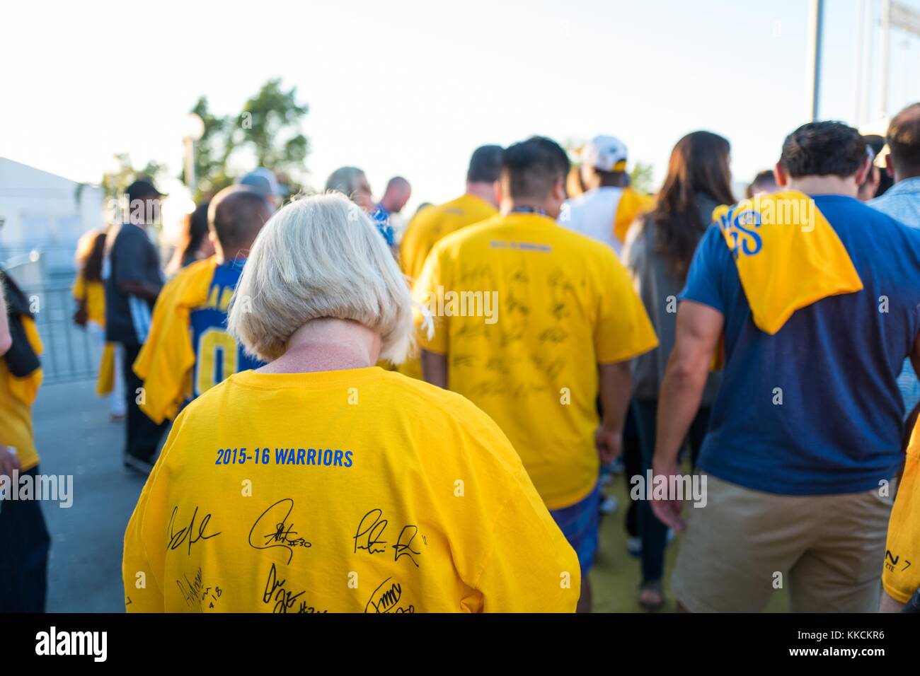 Nach Spiel 2 der Finals der National Basketball Association (NBA) zwischen den Golden State Warriors und den Cleveland Cavaliers verlassen Fans der Warriors die Oracle Arena in Oakland, Kalifornien, 5. Juni 2016. Stockfoto