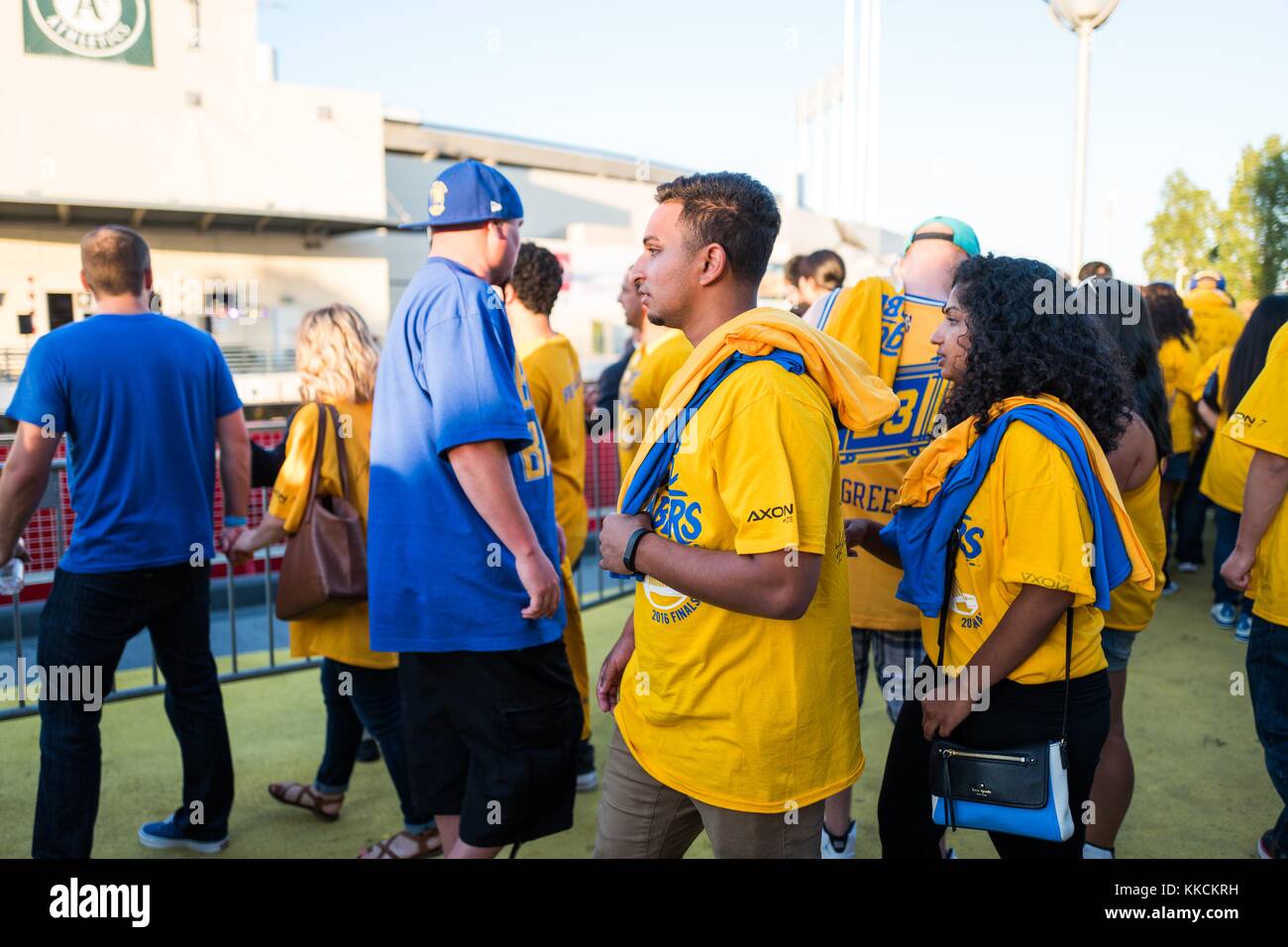 Nach Spiel 2 der National Basketball Association (NBA) Finals zwischen den Golden State Warriors und den Cleveland Cavaliers, Fans der Krieger, tragen T-Shirts und Hüte, verlassen Oracle Arena in Oakland, Kalifornien, 5. Juni 2016. Stockfoto