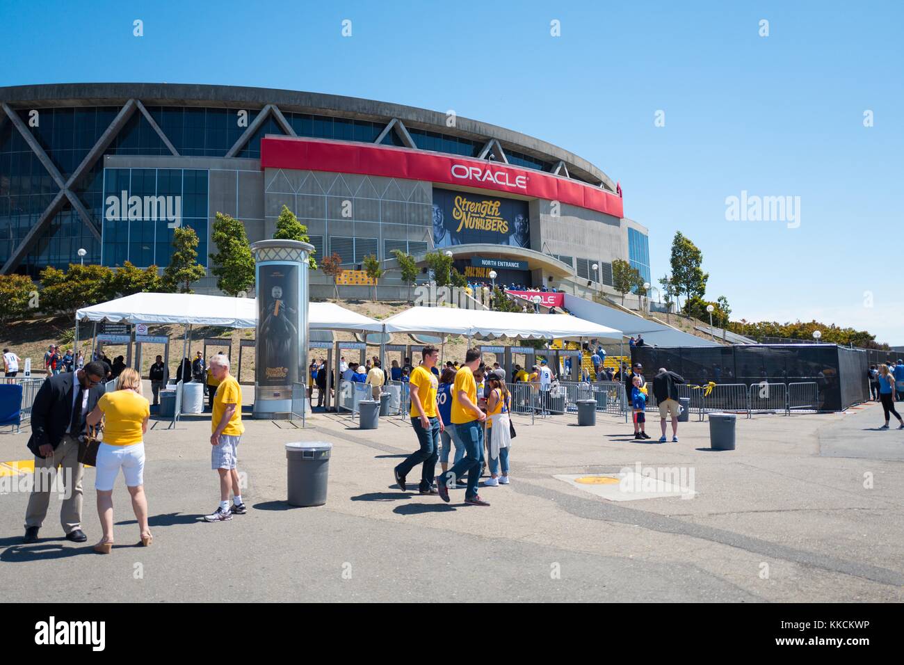 Vor Spiel 2 der National Basketball Association (NBA) Finals zwischen den Golden State Warriors und den Cleveland Cavaliers, Fans der Krieger bereiten sich auf Metalldetektoren vor Oracle Arena in Oakland, Kalifornien, 5. Juni 2016. Stockfoto