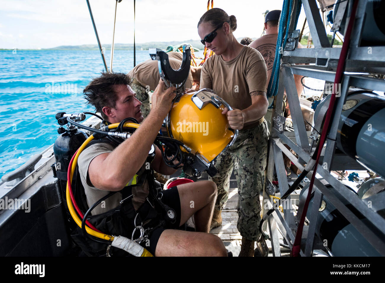 U.S. Navy Builder 2. Klasse Kyle Forsman, Underwater Bau Team (UCT) 2, bereitet sich auf die Oberfläche zugewiesen geliefert tauchen Operationen auf "Big Blue" anlegesystem in Apra Harbor, Guam, 21.November 2017. UCT2 bietet Bau, Prüfung, Wartung und Reparatur von Unterwasser- und Waterfront Einrichtungen zur Unterstützung der pazifischen Flotte. (U.S. Marine Foto von Mass Communication Specialist 1. Klasse Arthurgwain L. Marquez) Stockfoto