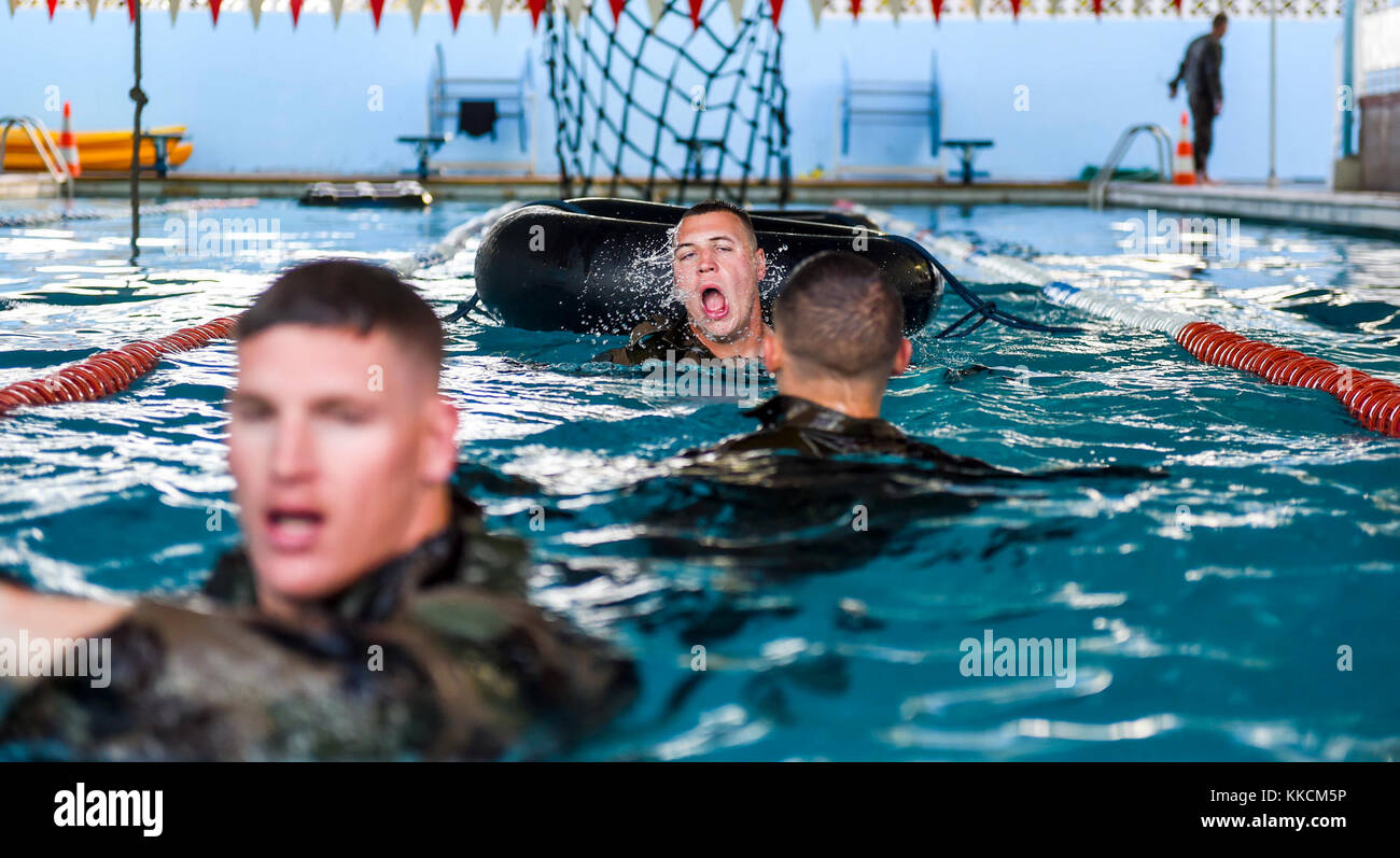 Ein U.S. Army National Guard Soldat in die 3.BATAILLON zugeordnet, 144 Infanterie Regiment, Task Force Bajonett, Camp Lemonnier, Dschibuti, Oberflächen für Luft nach dem Schwimmen durch einen Schlauch während eines französischen Desert Commando Kurs Präqualifikation Bewertung an der Montclair, Dschibuti, Nov. 22, 2017. Zusammen mit Französische Marine 5 Übersee Interarms Regiment, Dschibuti, 30 Task Force Bajonett Soldaten in die Bewertung als Voraussetzung für die Teilnahme an der zwei Wochen französische Desert Commando Kurs, die Wüste, Wasser und Berge Portionen konkurrierten zugeordnet. (U.S. Air Force Foto von Stockfoto