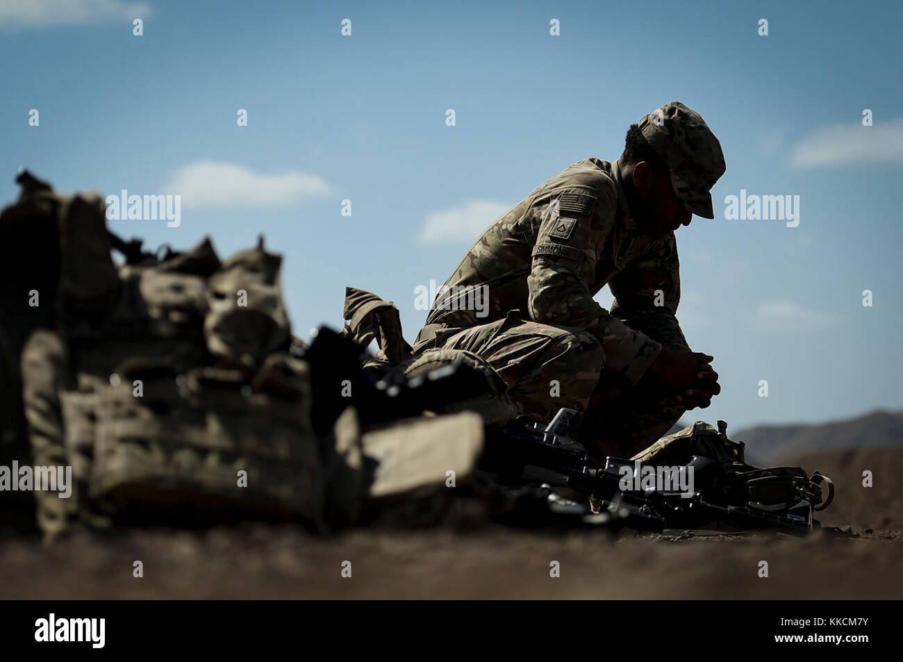 Us-Armee Soldaten mit 3 Platoon, Schlacht Unternehmen, 1-32 Infanterie, 1. Brigade Combat Team, 10 Mountain Division zugeordnet Combined Joint Task Force-Horn von Afrikas (CJTF-HOA) East African Response Force (EVFF), führen Sie eine Reihe von Team stress schießt und Unterstützung durch Feuer Übungen in Dschibuti, Afrika, 22. November 2017. Die Übungen verbessert die Fähigkeit des Teams zu Krisen in Ihrem Betrieb zu reagieren als Teil der Evff. Der Zweck der Evff ist zu schnell anpassbaren Pakete von Kräften bieten die amerikanischen Interessen auf dem afrikanischen Kontinent zu schützen, sollten alle Bedrohungen ergeben. (U. Stockfoto