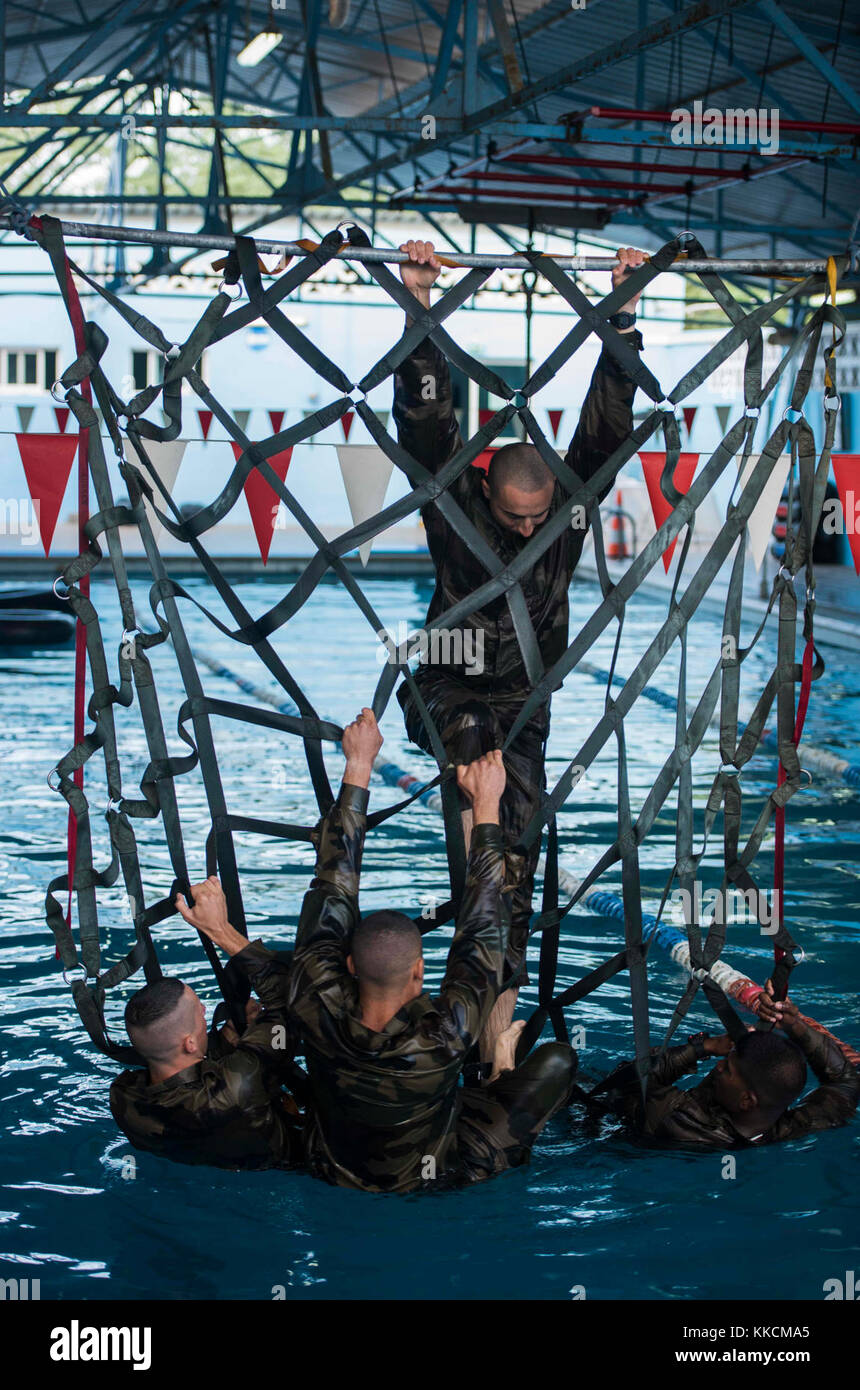 Die französische Marine 5 Übersee Interarms Regiment, Dschibuti, klettern, um einen Net als Teil einer Wasser-basierten Hindernis bei einem französischen Desert Commando Kurs Präqualifikation Bewertung an der Montclair, Dschibuti, Nov. 22, 2017. Die anderen Marines und 30 US Army National Guard Soldaten zum 3. Bataillon zugeordnet, 144 Infanterie Regiment, Task Force Bajonett, Camp Lemonnier, Dschibuti, beobachtete, wie jedes Team aus drei bis fünf Mitgliedern durch das Wasser Bewertung ging. Jeder service Mitglied hatte alle Wasser zu vervollständigen Hindernisse, um in den beiden konkurrieren - Woche Französisch Desert Commando C Stockfoto