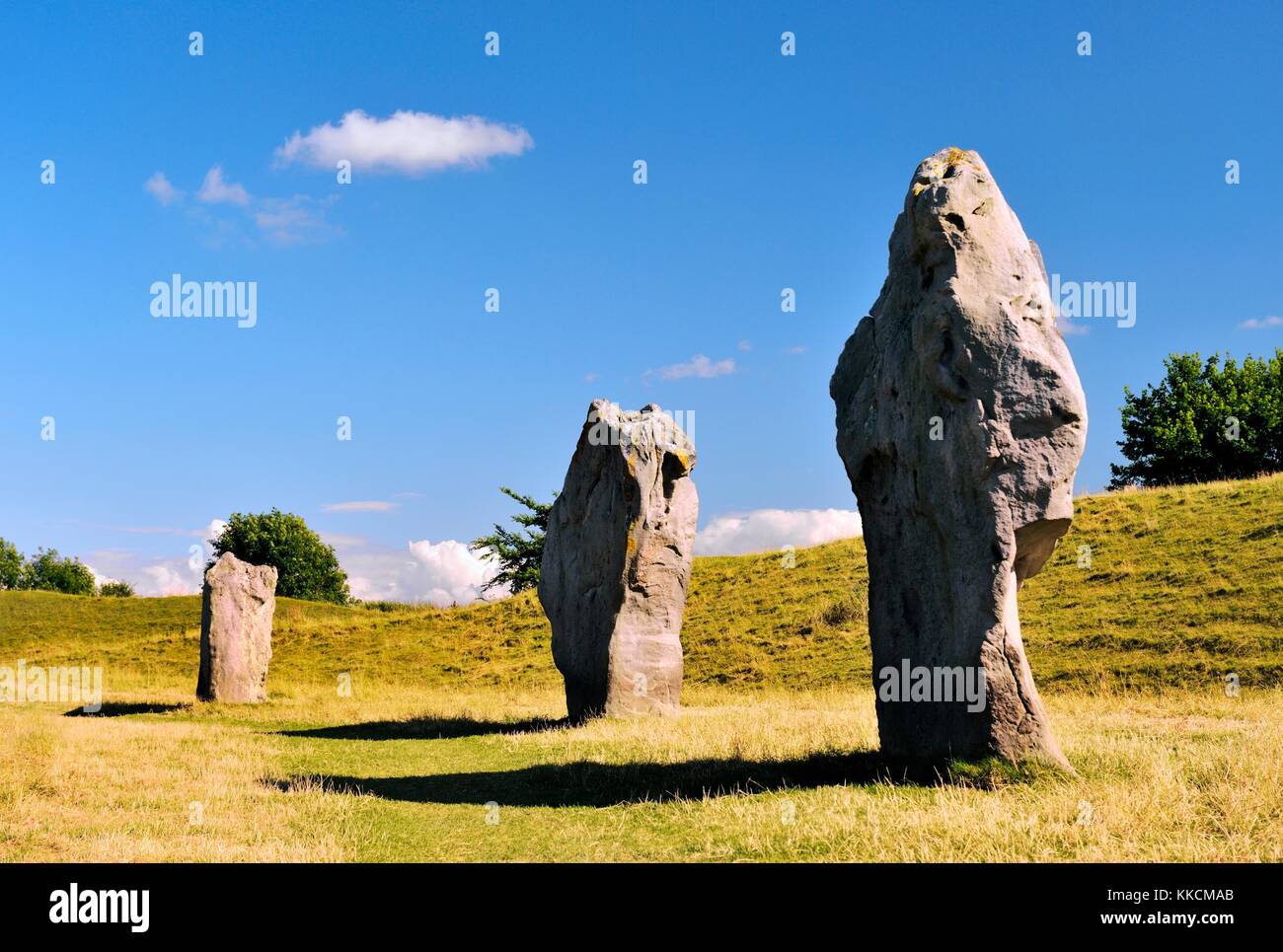 Neolithische Steinkreis von Avebury und Stein kreist, Wiltshire, England. Henge Bank hinter 3 Megalithen des äußeren Kreises. 5600 Jahre alt Stockfoto