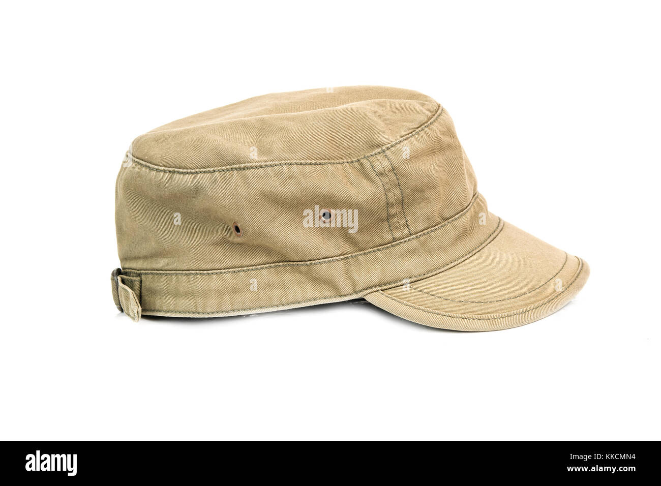 Green Military Cap auf weißem Hintergrund Stockfoto