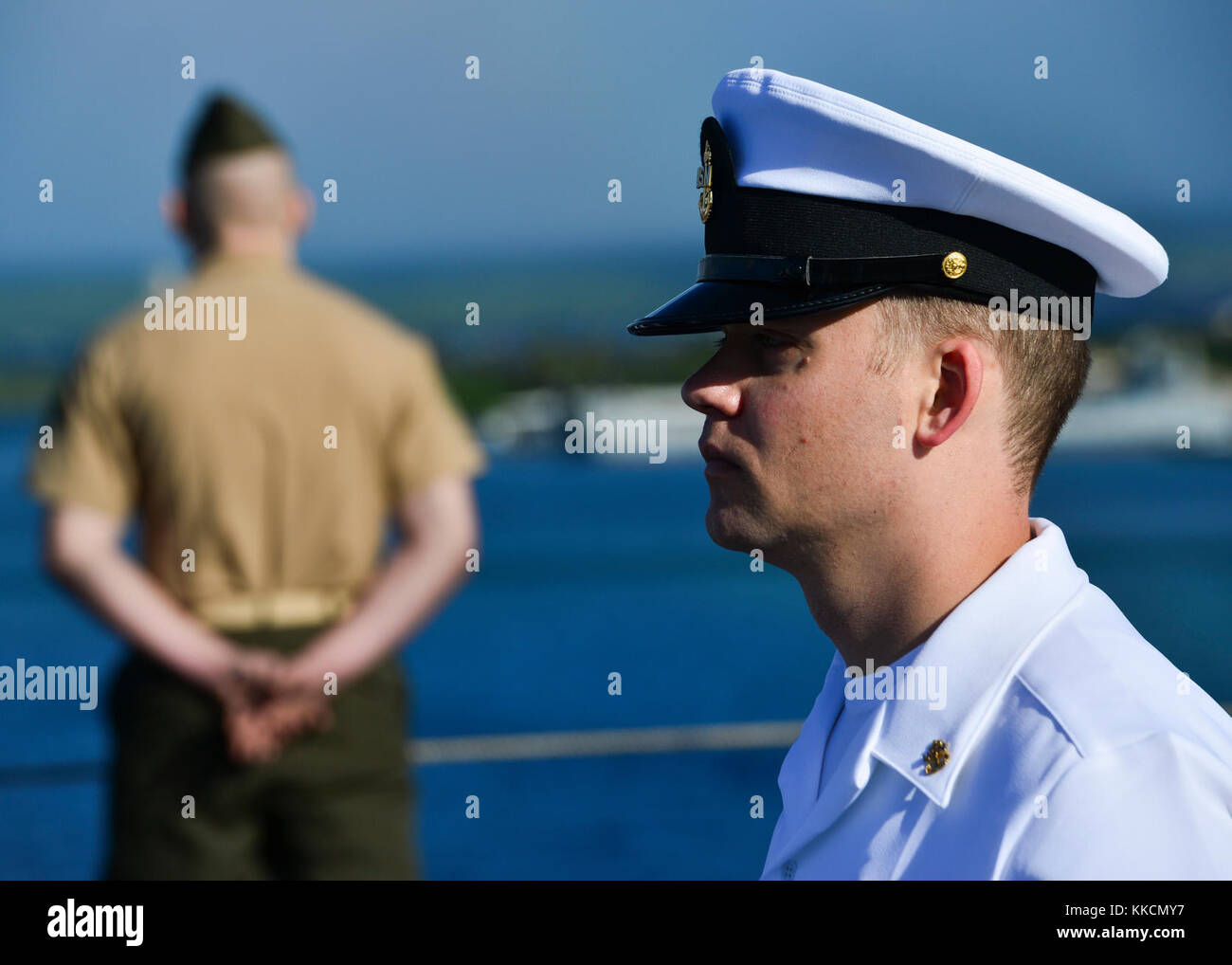 Pazifik (Nov. 25, 2017) U.S. Navy Chief Aviation strukturellen Mechaniker David Meador, aus Lawrenceville, Ga, mans die Schienen an Bord der Flugzeugträger USS Nimitz (CVN 68), als das Schiff bereitet bei Joint Base Pearl Harbor-Hickam festmachen. Der Nimitz Carrier Strike Group ist auf einem regelmäßig geplanten Einsatz in den Westpazifik. Die US-Marine hat die Indo-Asia-pazifischen Region routinemäßig für mehr als 70 Jahre Frieden und Sicherheit patrouillierte. (U.S. Marine Foto von Mass Communication Specialist 3. Klasse Ian Kinkead) Stockfoto