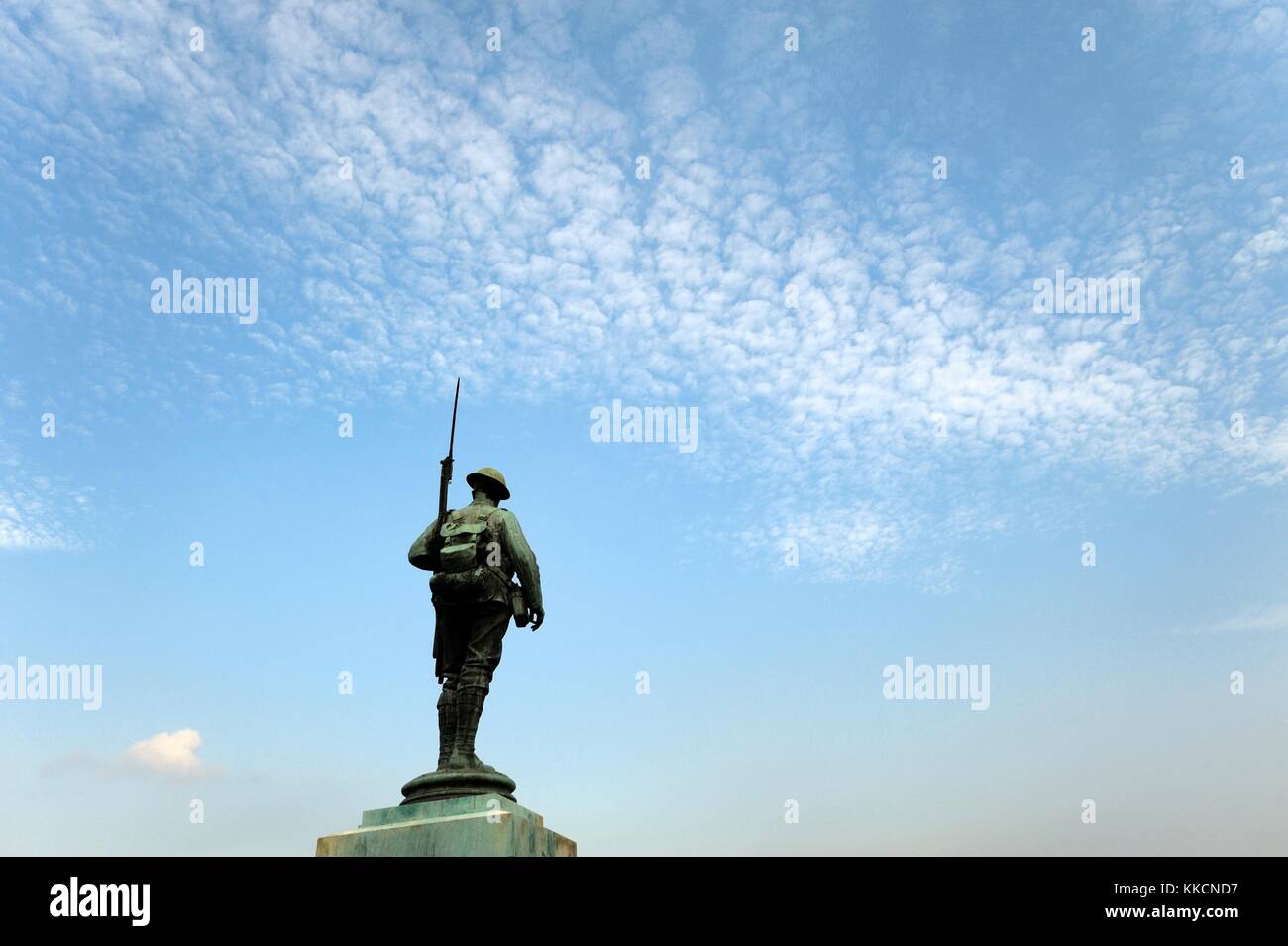Krieg-Denkmal von WW1 1. Weltkrieg Infanterist im Stiftspark, Dorf von Evesham, Worcestershire, England Stockfoto