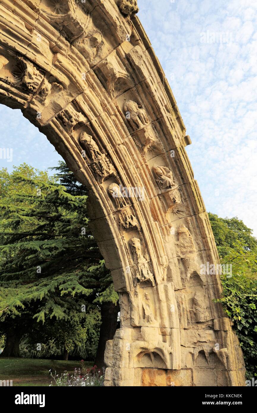 Abtei von Evesham, Worcestershire, England. 14 C mittelalterlichen geschnitzten Stein Eingangsbogen zwischen Kreuzgang und Kapitelsaal Stockfoto