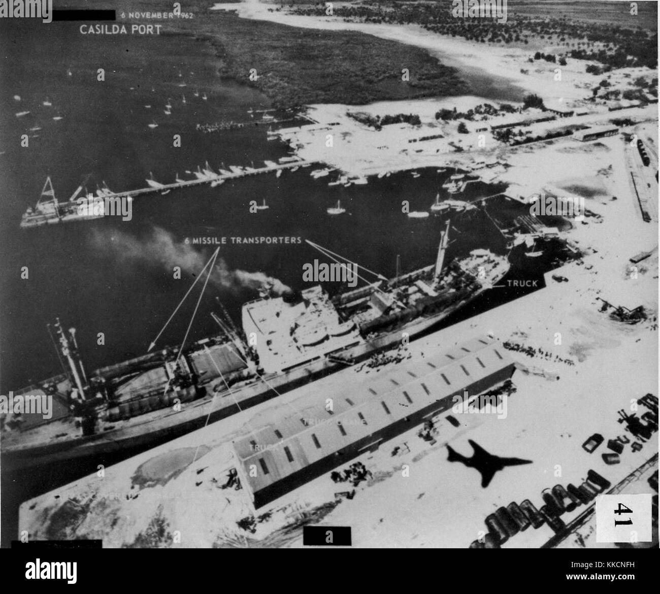 Sowjetische Personal und sechs Raketen Transporter verladen auf Schiff Transport bei Casilda port in Kuba, in diesem November 6, 1962 Foto von einem Air Force RF-101 Voodoo genommen. Hinweis Das Flugzeug Silhouette in der rechten unteren Ecke. Stockfoto