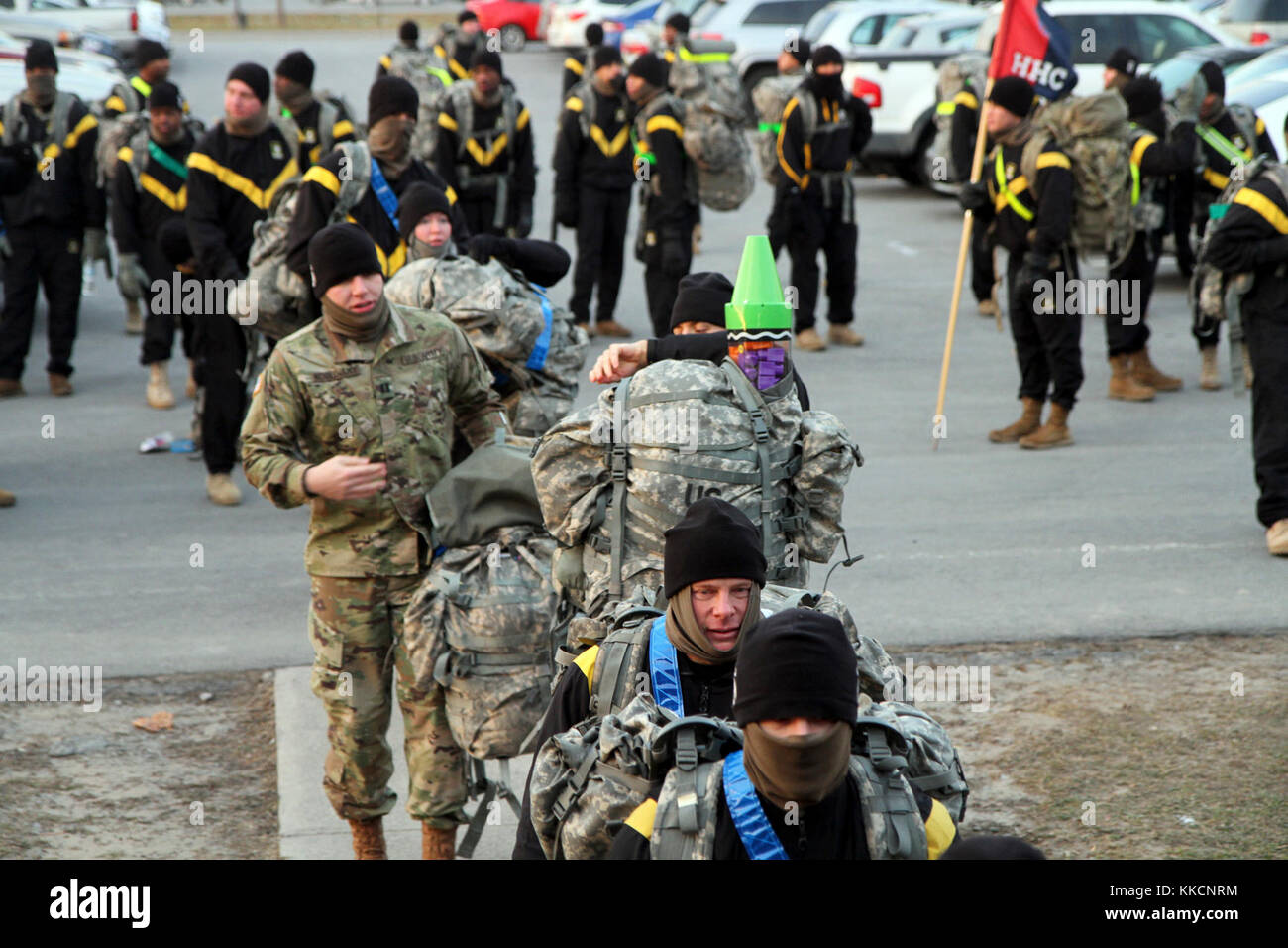 Muleskinner Soldaten aus dem 10 Mountain Division (LI) Sustainment Brigade Line up außerhalb des Fort Drum Chef Mitte am Dienstag, 28. November, um Spielzeug zu spenden, Sie rucked zum Zentrum. Der Brigade jährliche Spielzeug Ruck bringt in Hunderten von Spielzeug für Fort Drum Berg Toys initiative Weihnachtsgeschenke für Fort Drum Kinder zur Verfügung zu stellen. Stockfoto