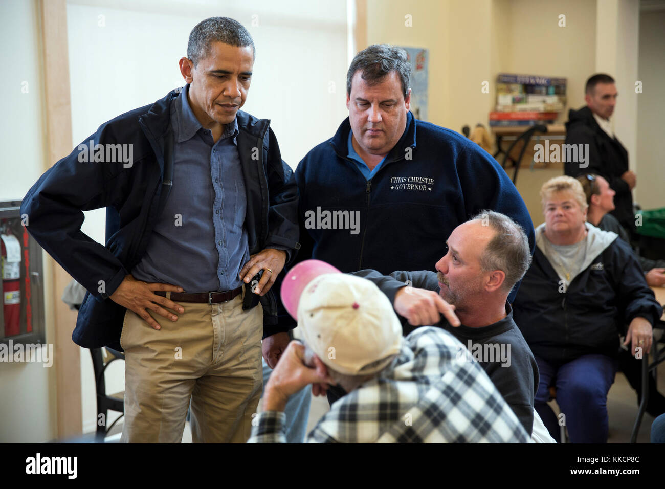 Präsident Barack Obama und New Jersey reg. Chris Christie sprechen Sie mit den Bewohnern an der Brigantine Beach Community Center in Brigantine, n.j., Oct. 31., 2012. (Offizielle weiße Haus Foto von Pete Souza) diese offiziellen Weißen Haus Foto steht zur Verfügung, die nur für die Veröffentlichung von Nachrichten Organisationen und/oder für den persönlichen Gebrauch drucken durch das Subjekt (s) des Fotos gemacht. Das Foto darf nicht in irgendeiner Weise manipuliert werden und dürfen nicht in kommerziellen oder politischen Materialien, Anzeigen, E-Mails, Produkte verwendet werden, Werbeaktionen, die in irgendeiner Weise suggeriert Zustimmung oder Billigung des Präsidenten, Th Stockfoto