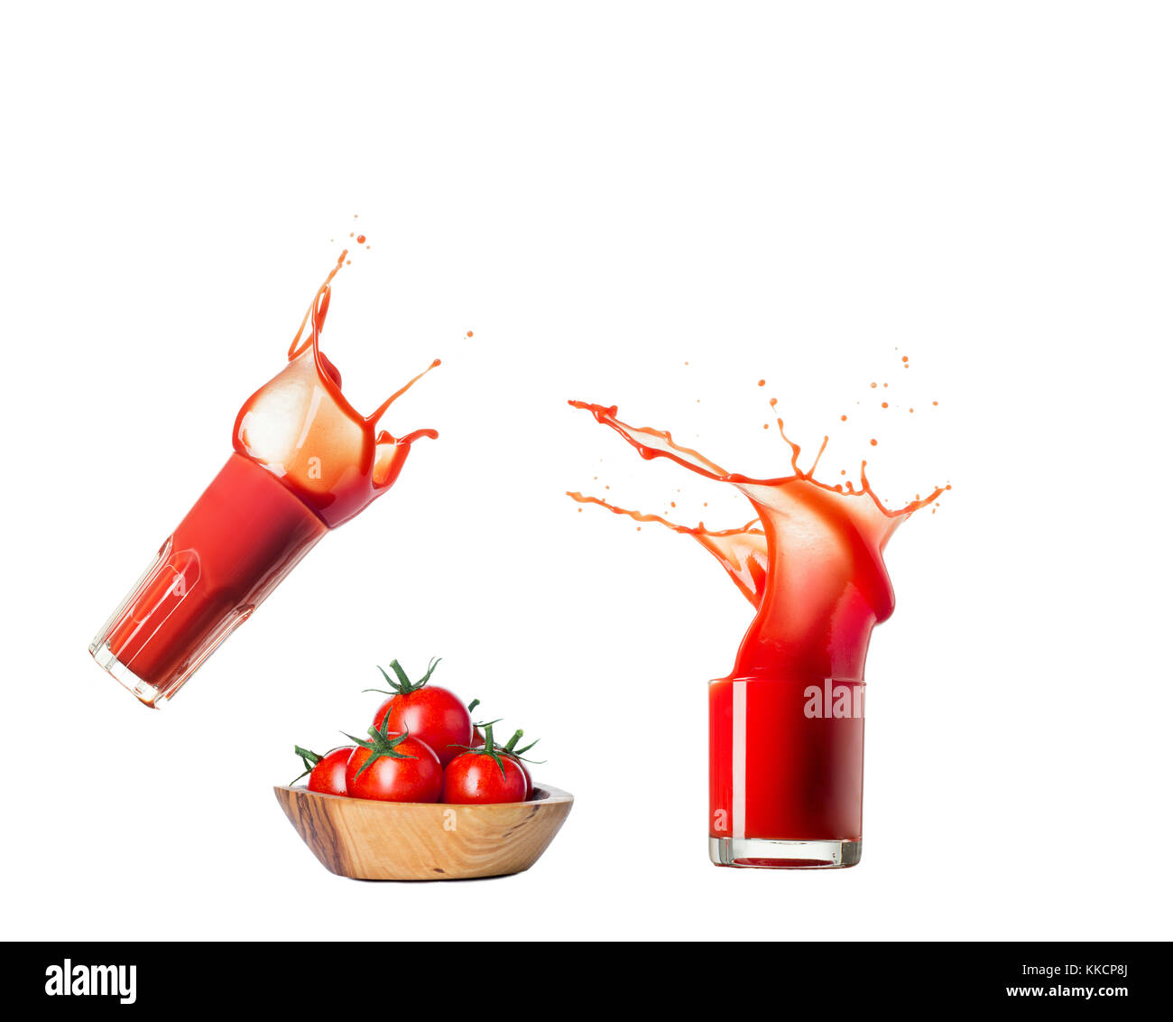 Tomatensaft splash um großartige Wellen und Tropfen mit Tomaten. Stockfoto