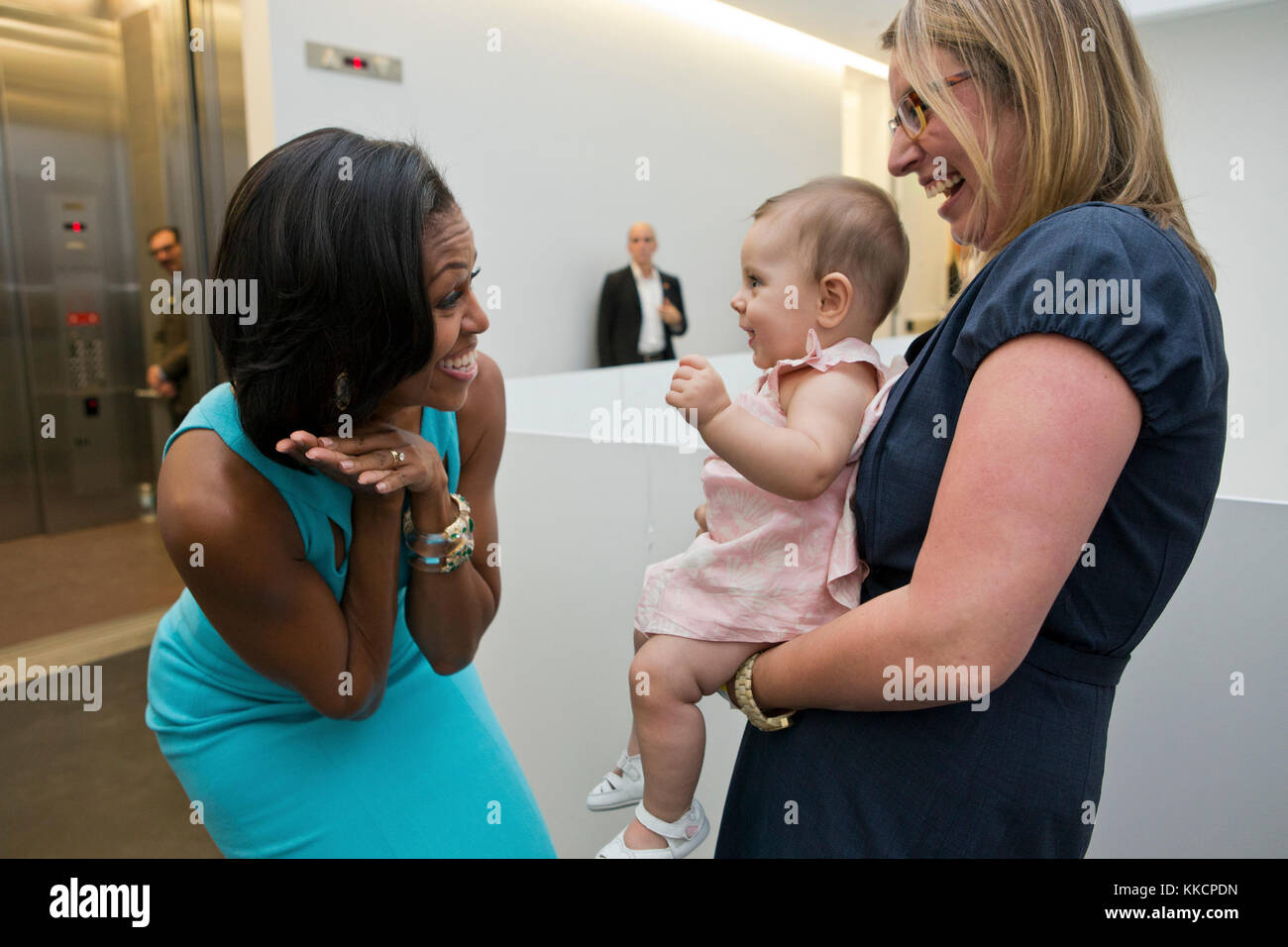 First Lady Michelle Obama begrüßt ehemalige Mitarbeiter des Weißen Hauses franny Starkey und ihre Tochter Willa vor einer Veranstaltung im Museum für Zeitgenössische Kunst Denver in Denver, Colo., Aug. 11., 2012. (Offizielle weiße Haus Foto von sonya n. Hebert) diese offiziellen Weißen Haus Foto wird nur für die Veröffentlichung von Nachrichten Organisationen und/oder für den persönlichen Gebrauch drucken durch das Subjekt (s) des Fotos zur Verfügung gestellt. Das Foto darf nicht in irgendeiner Weise manipuliert werden und dürfen nicht in kommerziellen oder politischen Materialien, Anzeigen, E-Mails, Produkte verwendet werden, Werbeaktionen, die in irgendeiner Weise schlägt vor Genehmigung o Stockfoto
