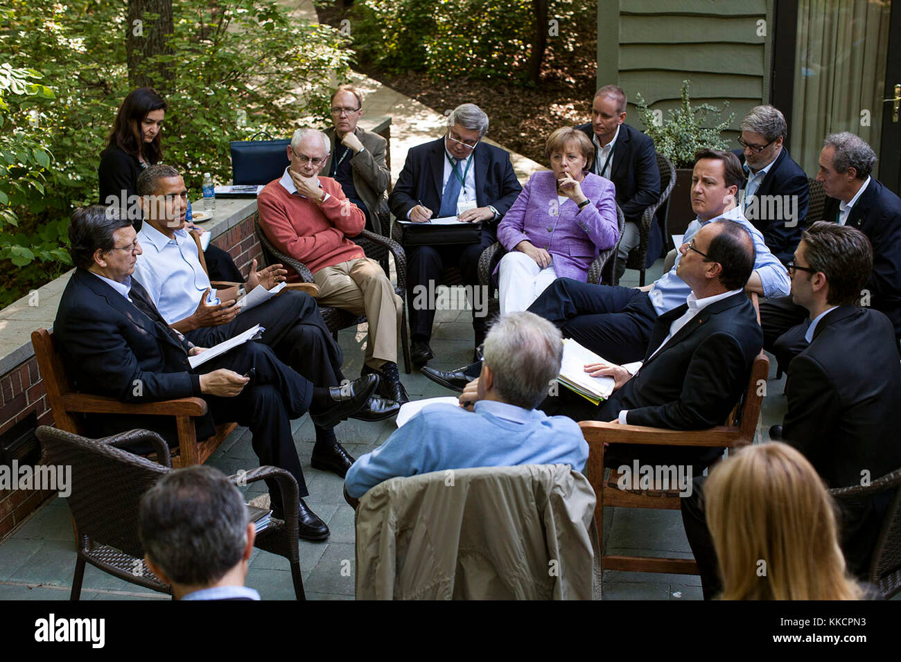 19 Mai, 2012 "Eine der großen Sachen über den G8-Gipfel in Camp David war der entspannten und ungezwungenen Atmosphäre. Wenn der Präsident beschlossen, eine außerplanmäßige Sitzung nur mit der Eurozone Führer zu haben, fragte er sie draußen auf den Lorbeer Kabine Patio, wo die Führungskräfte und ihre Mitarbeiter alle Hochgezogen, Stühle für die spontane Begegnung." (amtliche weiße Haus Foto von Pete Souza) diese offiziellen Weißen Haus Foto wird nur für die Veröffentlichung von Nachrichten Organisationen und/oder für den persönlichen Gebrauch drucken durch das Subjekt (s) des Fotos zur Verfügung gestellt. Das Foto darf nicht manipuliert werden. Stockfoto