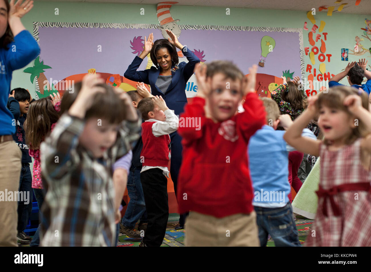 First Lady Michelle Obama nimmt an den "Bunny pokey' Lied und Tanz mit Kindern im kinderbees Prüfskripte Zimmer im penacook Community Center in penacook, n.h., 9. März 2012. Stockfoto